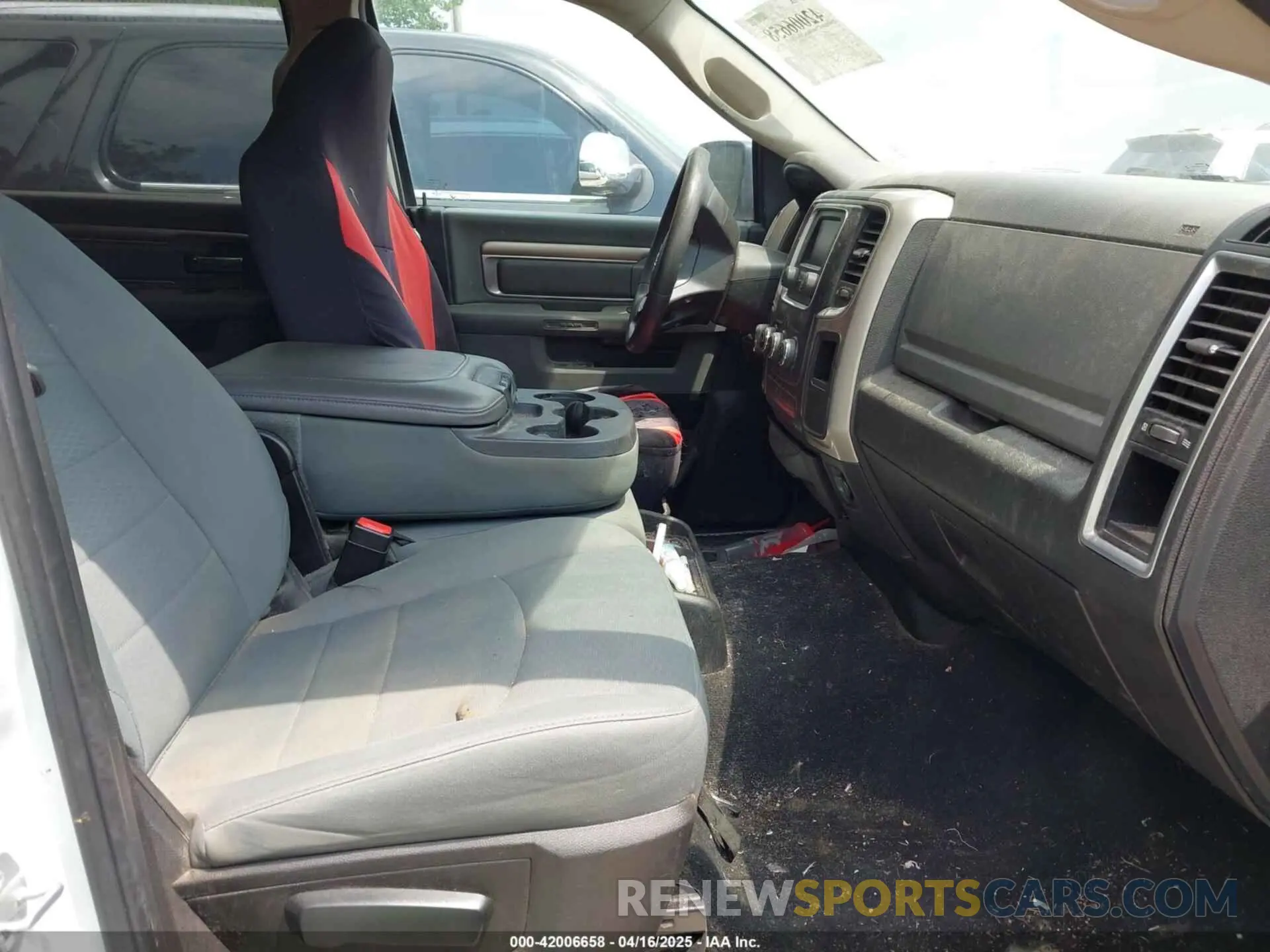 5 Photograph of a damaged car 1C6RR6TT1KS593811 RAM 1500 CLASSIC 2019