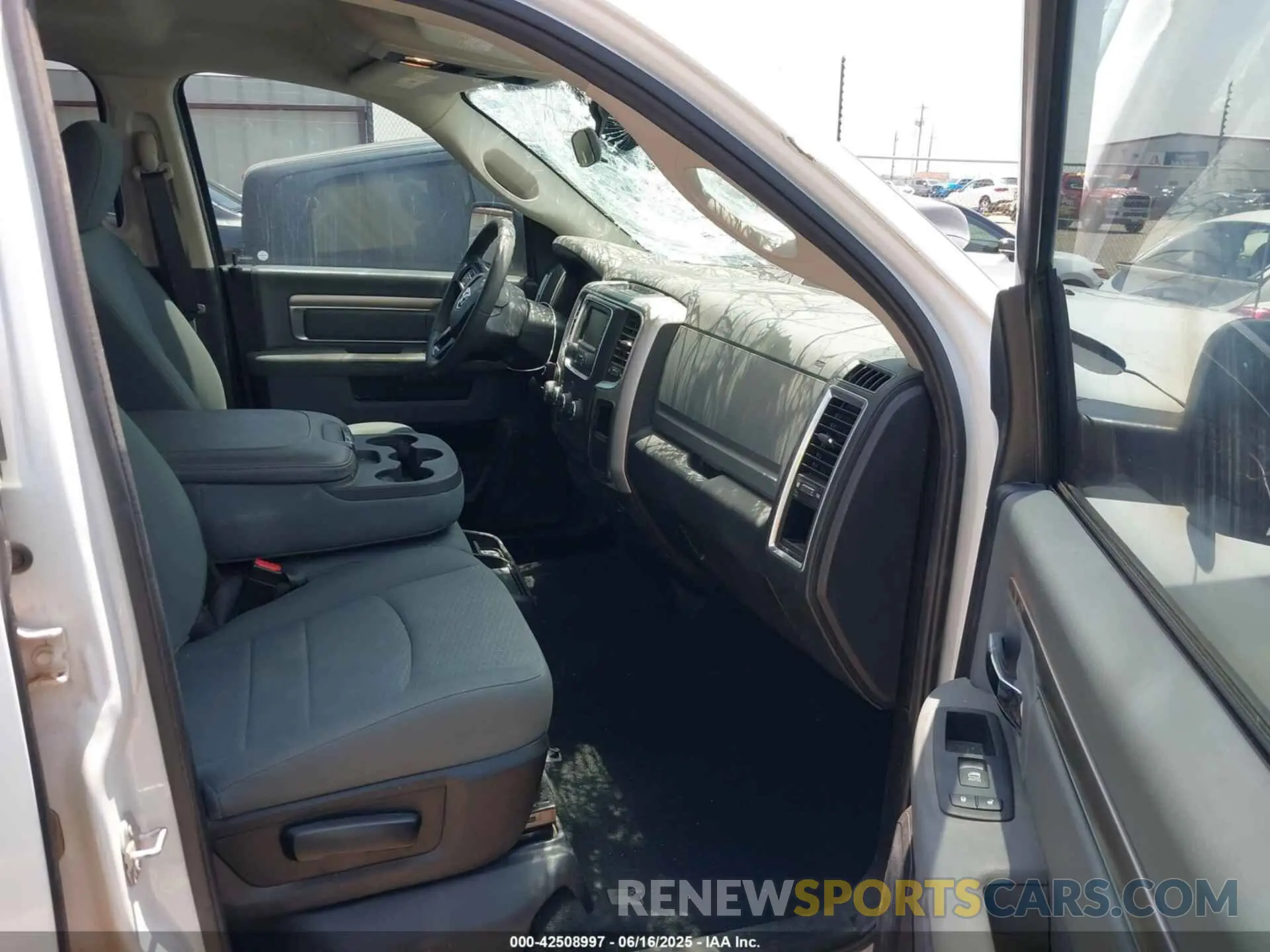5 Photograph of a damaged car 1C6RR6TT2KS704723 RAM 1500 CLASSIC 2019