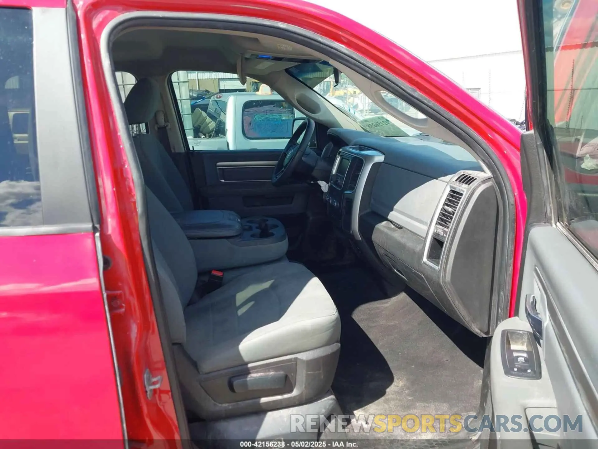 5 Photograph of a damaged car 1C6RR6TT6KS561727 RAM 1500 CLASSIC 2019