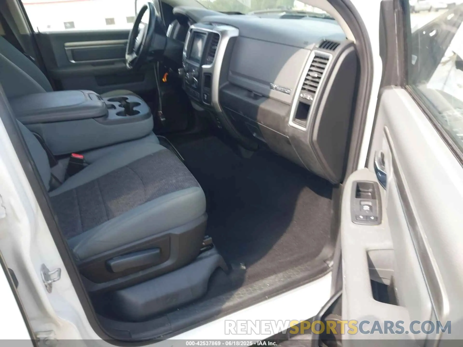 5 Photograph of a damaged car 1C6RR6TT7KS683397 RAM 1500 CLASSIC 2019