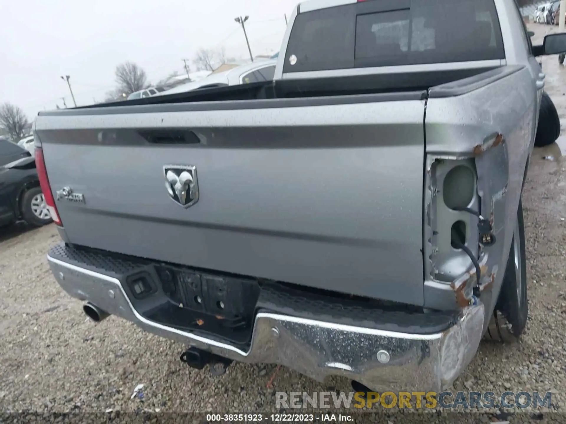 16 Photograph of a damaged car 1C6RR6TT9KS694465 RAM 1500 CLASSIC 2019