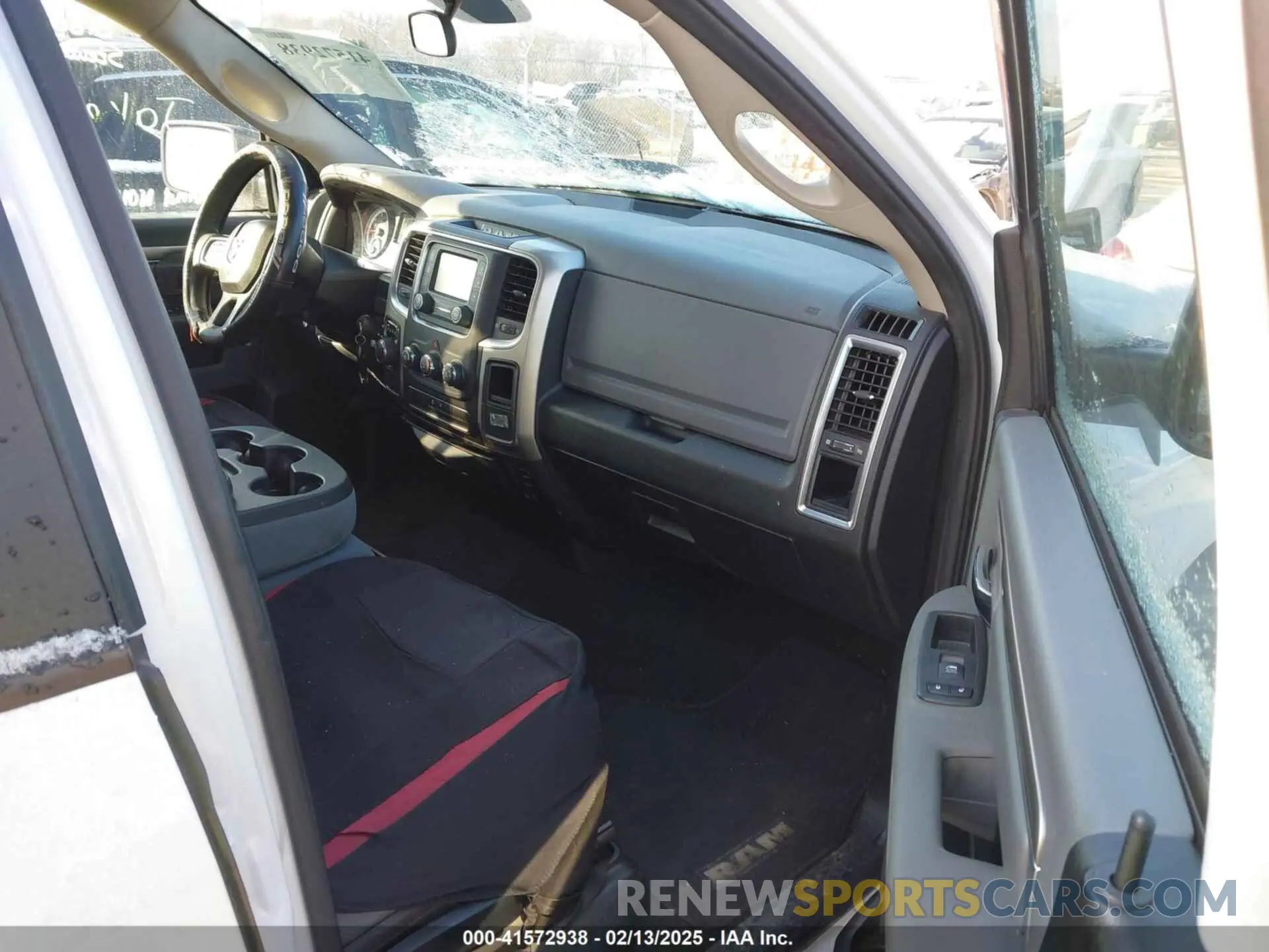 5 Photograph of a damaged car 1C6RR6TTXKS643976 RAM 1500 CLASSIC 2019