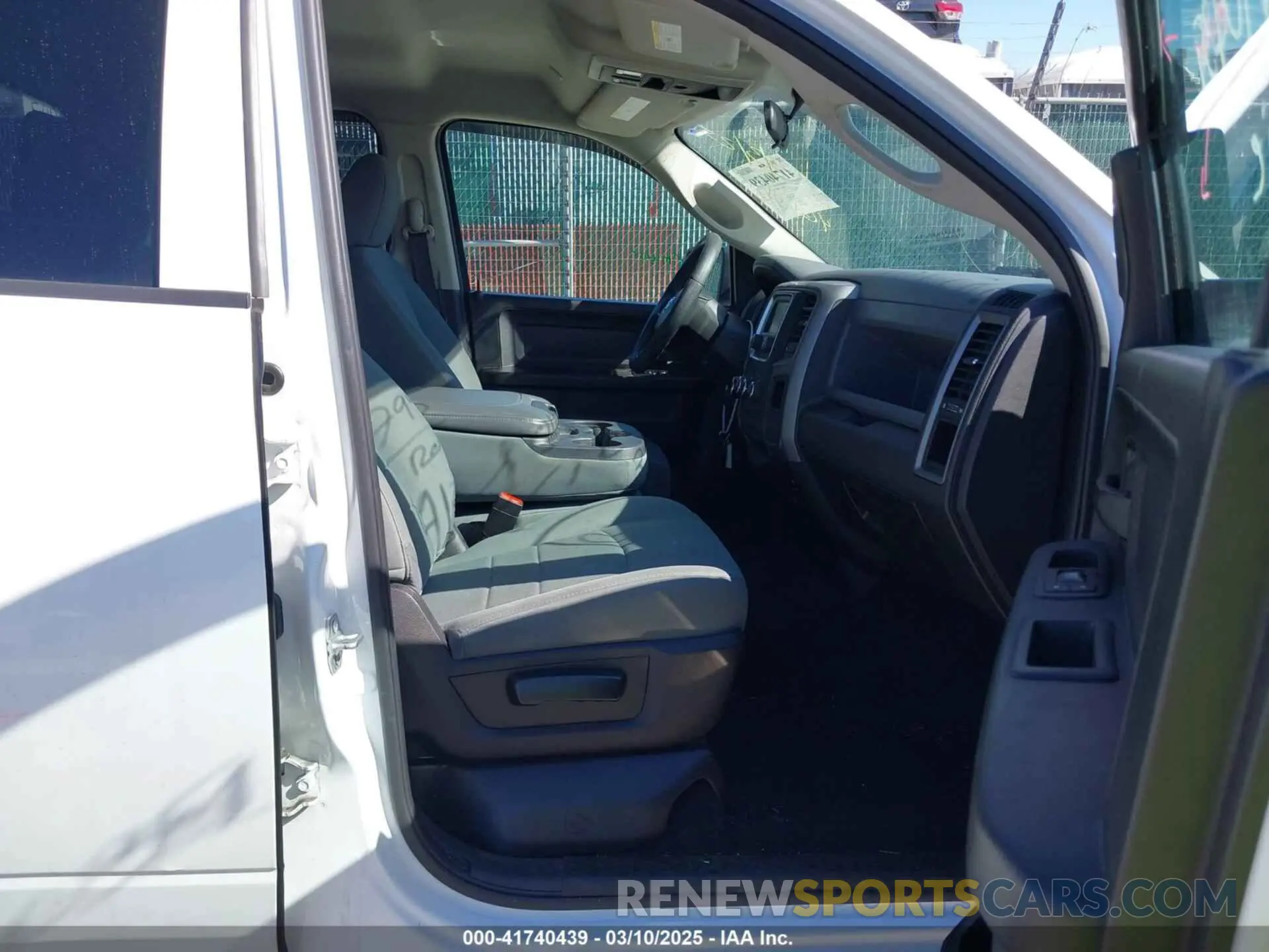 5 Photograph of a damaged car 1C6RR7FG0KS532230 RAM 1500 CLASSIC 2019