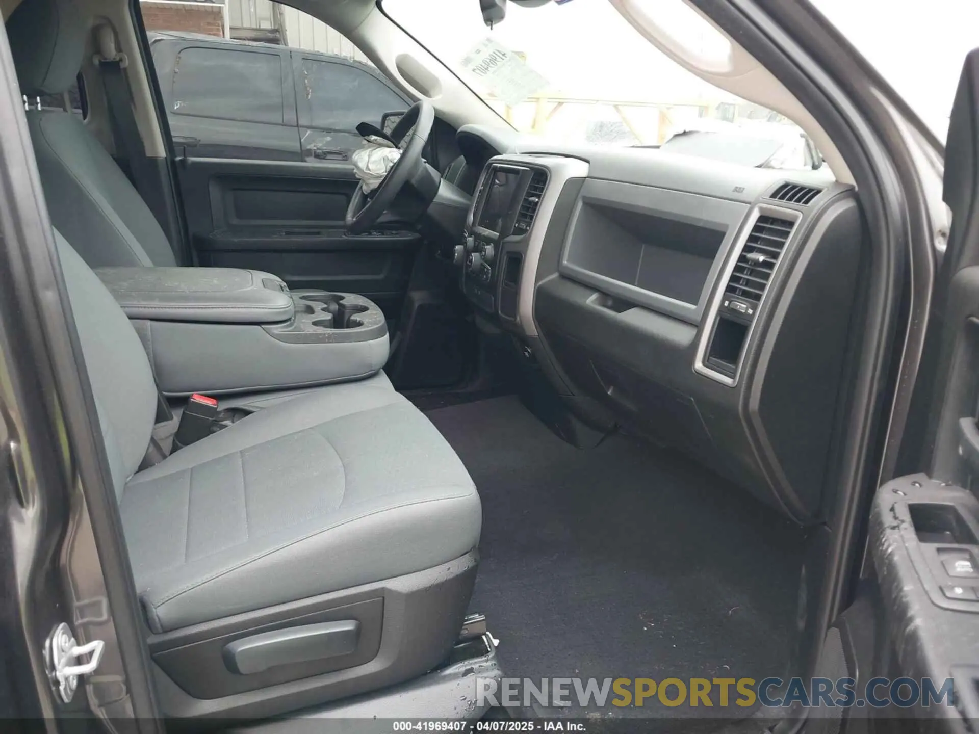 5 Photograph of a damaged car 1C6RR7FG1KS547920 RAM 1500 CLASSIC 2019