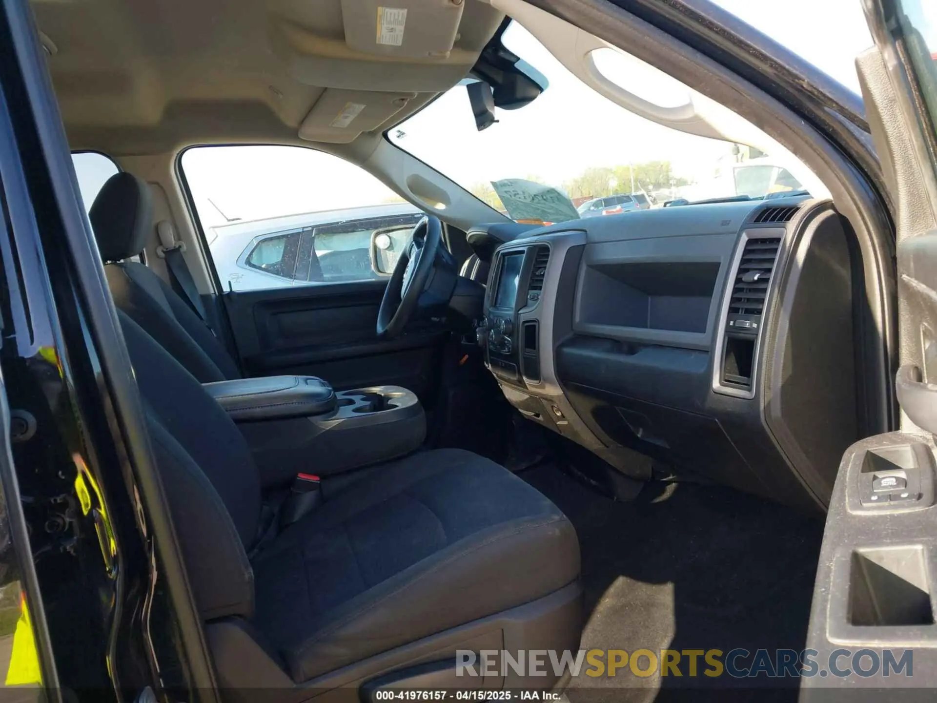 5 Photograph of a damaged car 1C6RR7FG1KS653364 RAM 1500 CLASSIC 2019