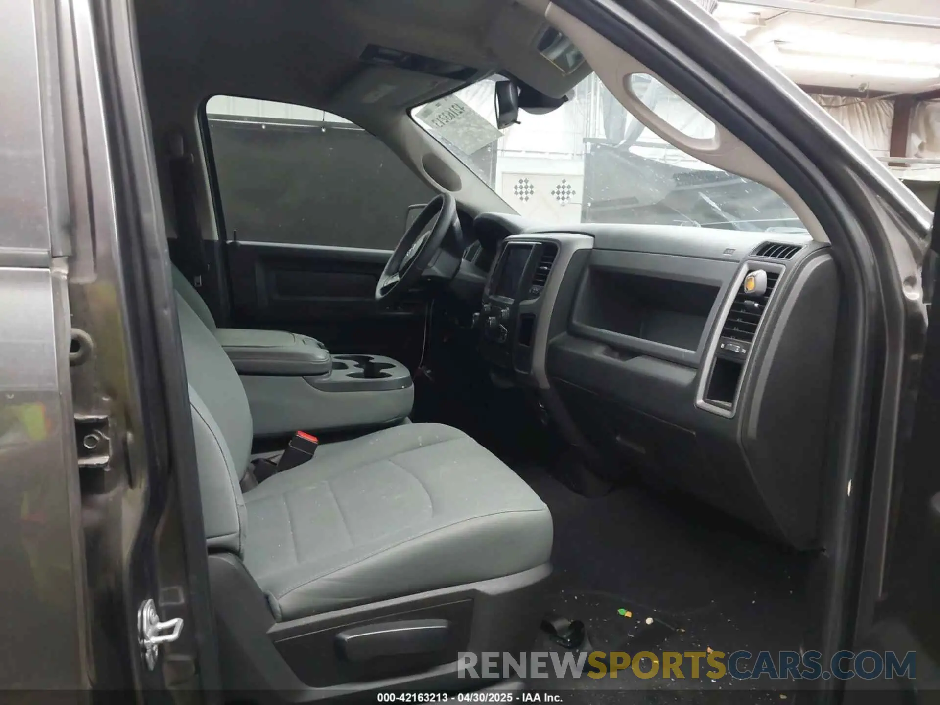 5 Photograph of a damaged car 1C6RR7FG6KS625365 RAM 1500 CLASSIC 2019