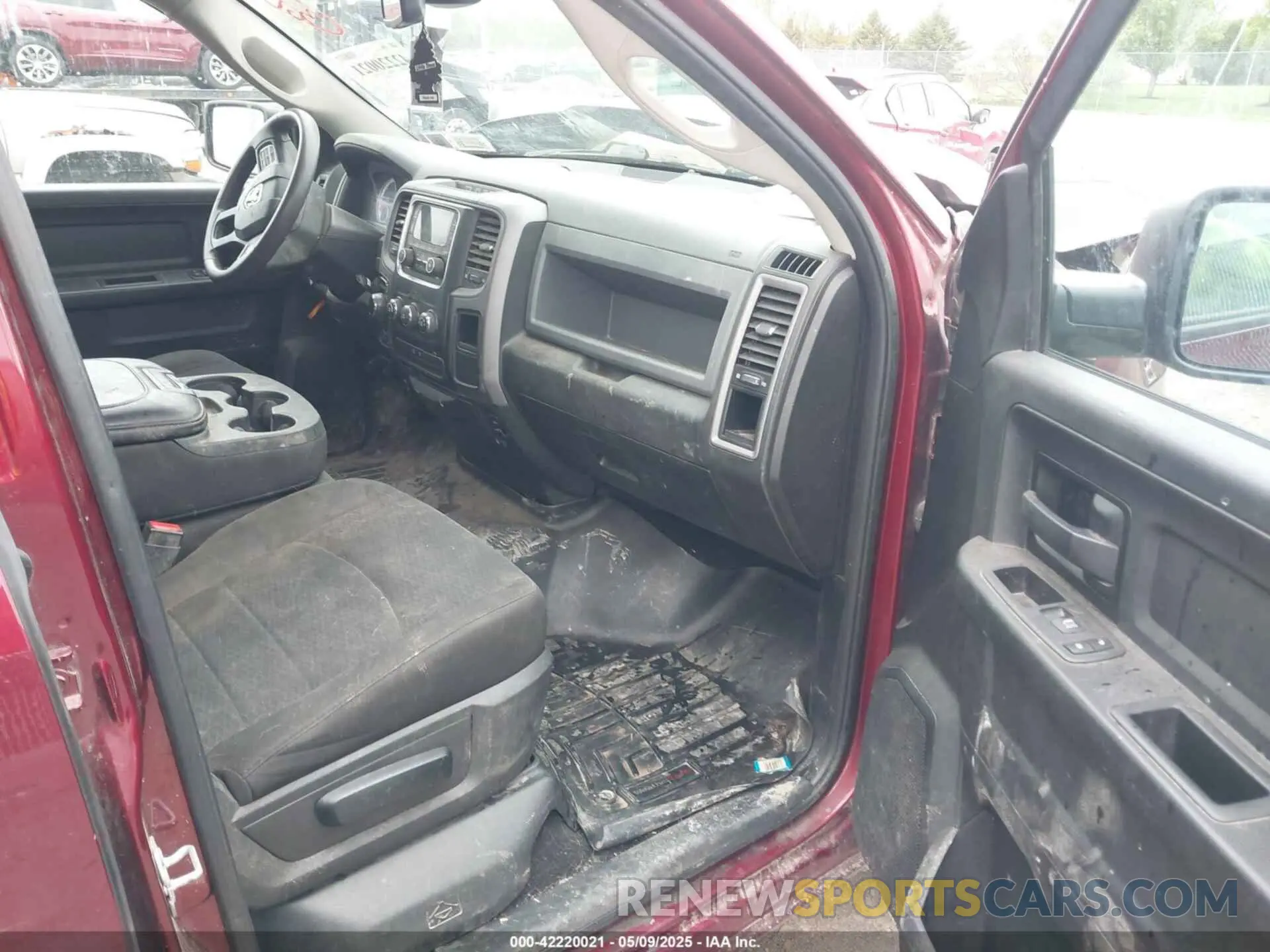 5 Photograph of a damaged car 1C6RR7FG7KS501699 RAM 1500 CLASSIC 2019