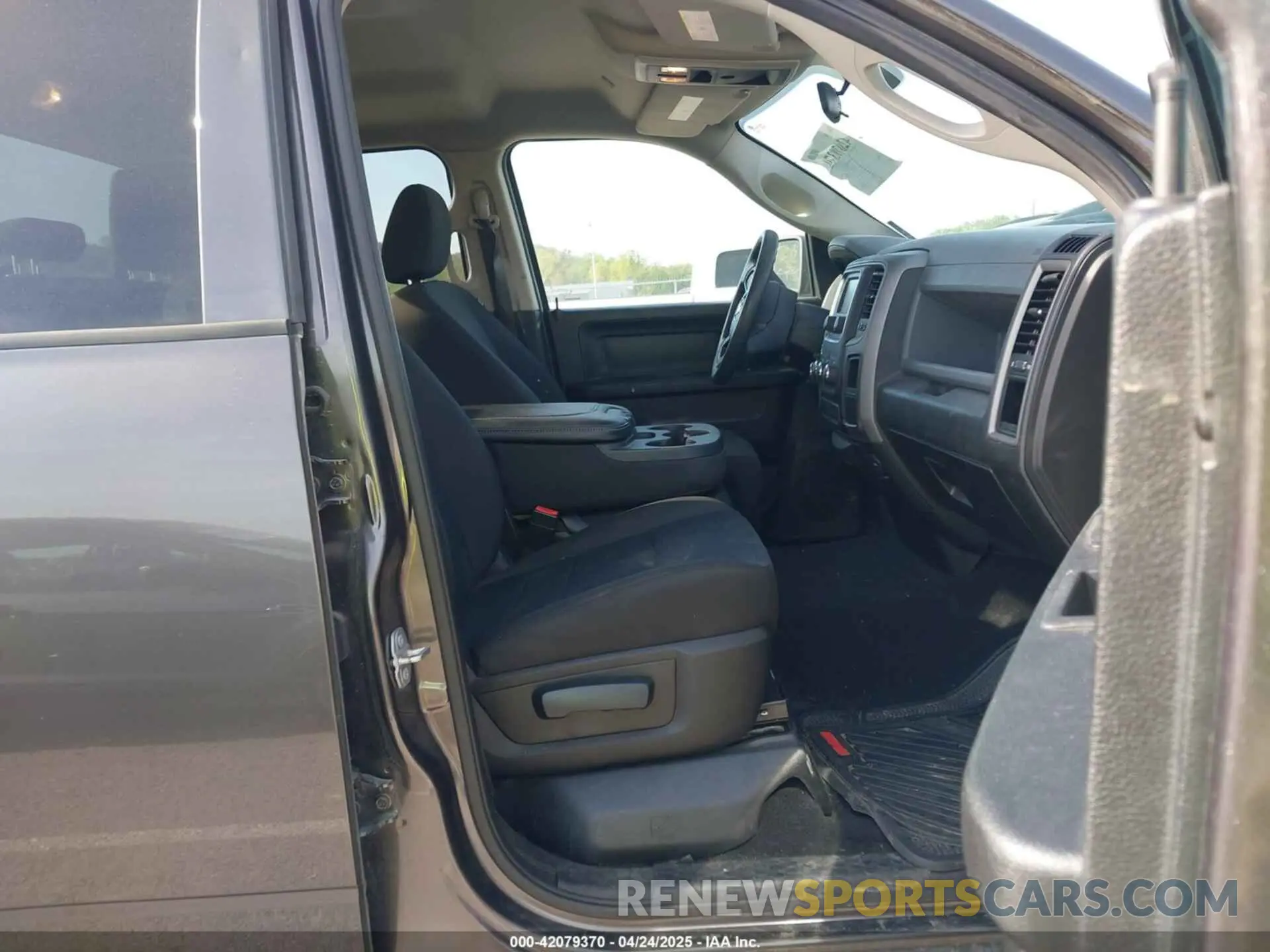 5 Photograph of a damaged car 1C6RR7FG9KS579417 RAM 1500 CLASSIC 2019