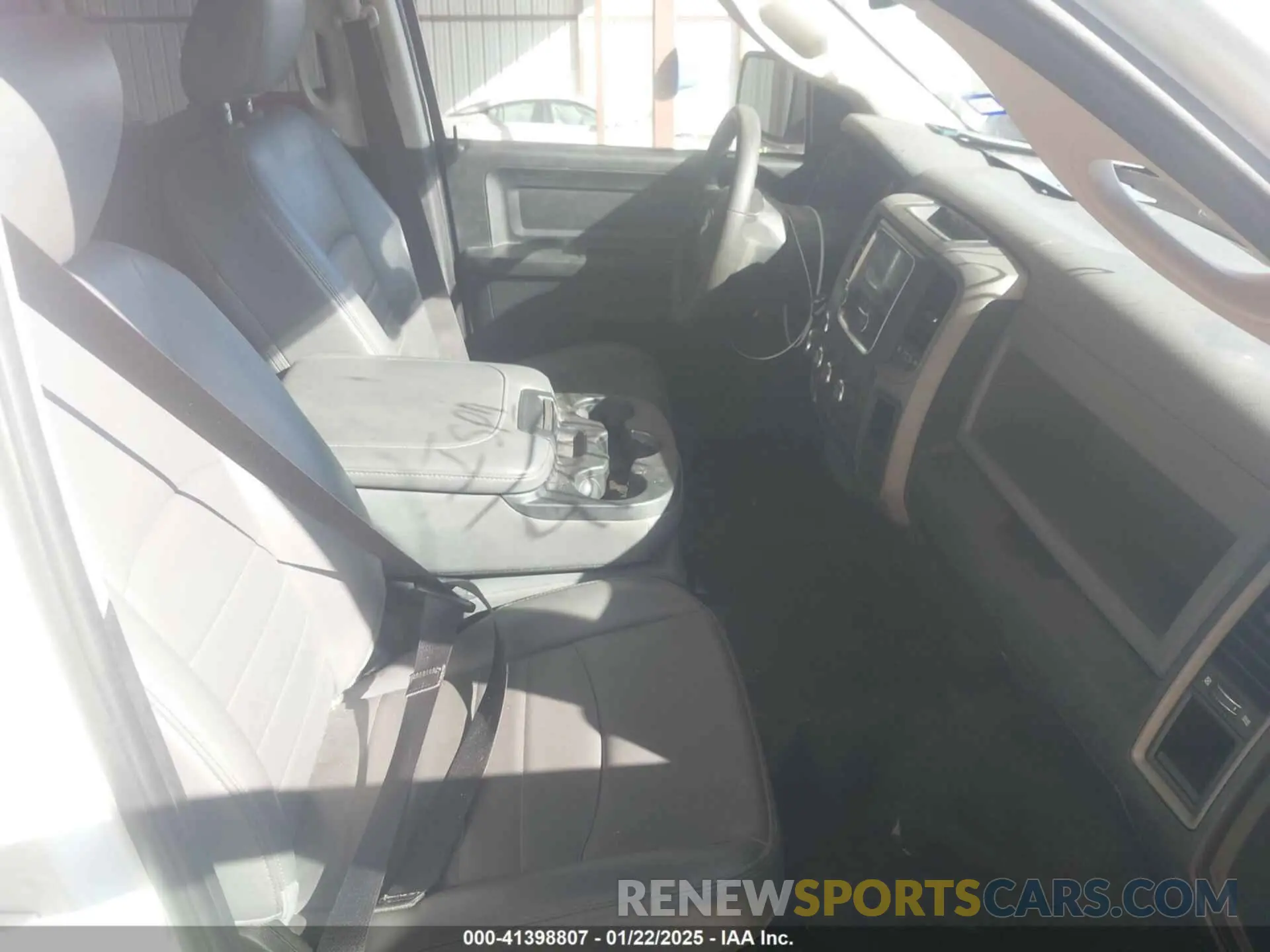5 Photograph of a damaged car 1C6RR7FGXKS635851 RAM 1500 CLASSIC 2019