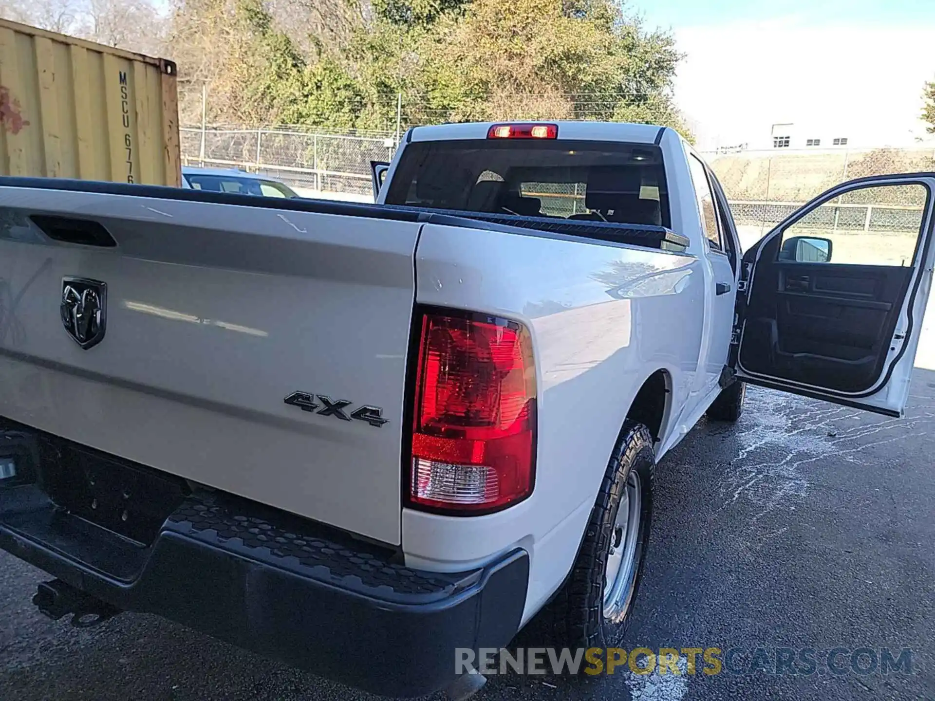 26 Photograph of a damaged car 1C6RR7FT1KS533352 RAM 1500 CLASSIC 2019