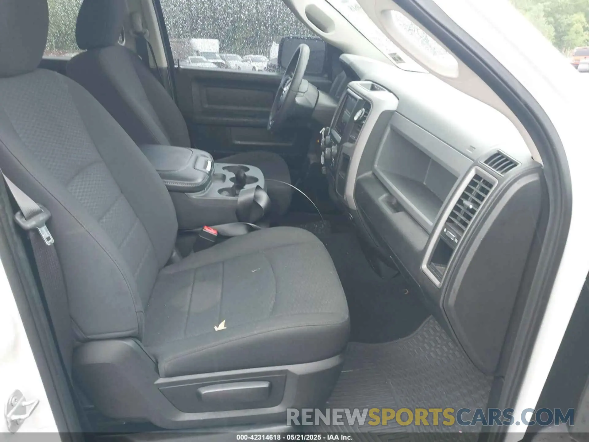 5 Photograph of a damaged car 1C6RR7FT7KS626649 RAM 1500 CLASSIC 2019