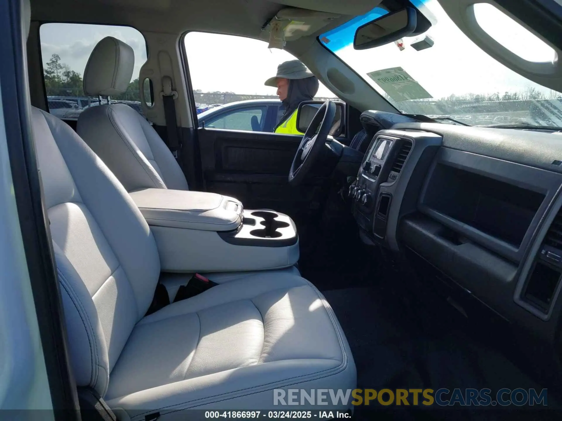 5 Photograph of a damaged car 1C6RR7FT8KS533686 RAM 1500 CLASSIC 2019