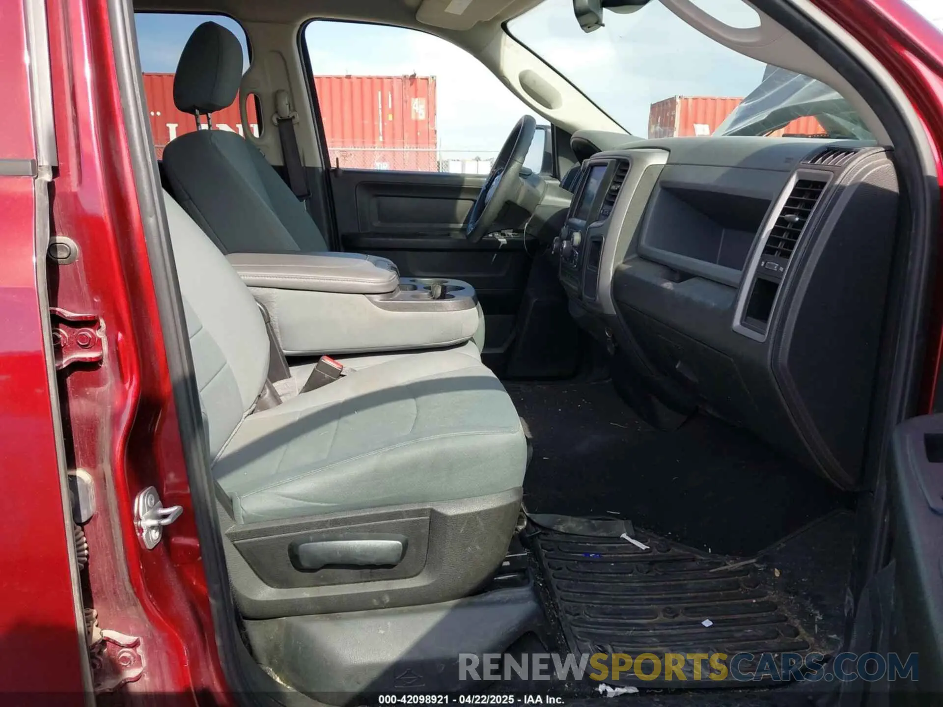 5 Photograph of a damaged car 1C6RR7FT9KS665856 RAM 1500 CLASSIC 2019