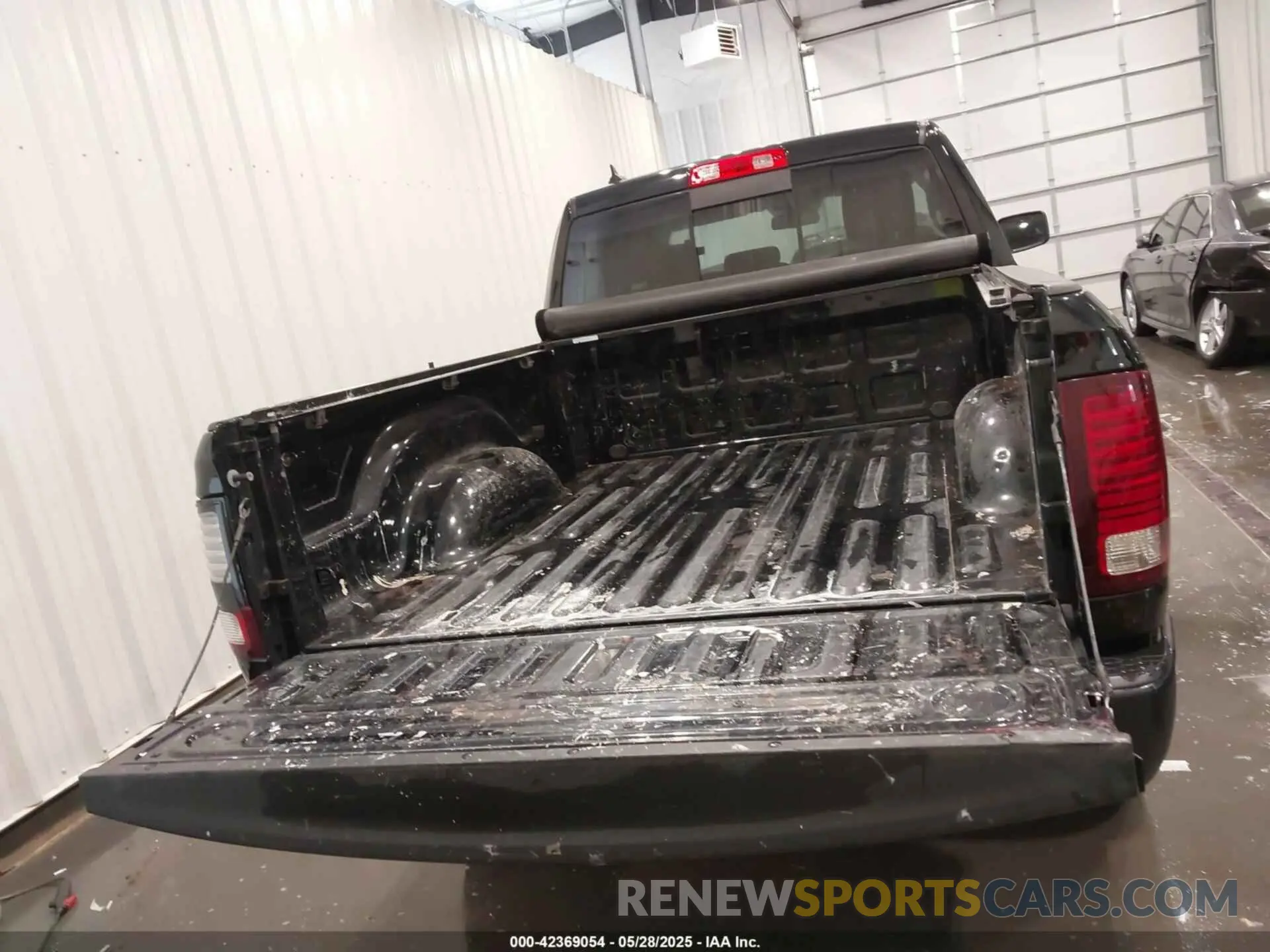 18 Photograph of a damaged car 1C6RR7GG1KS653296 RAM 1500 CLASSIC 2019