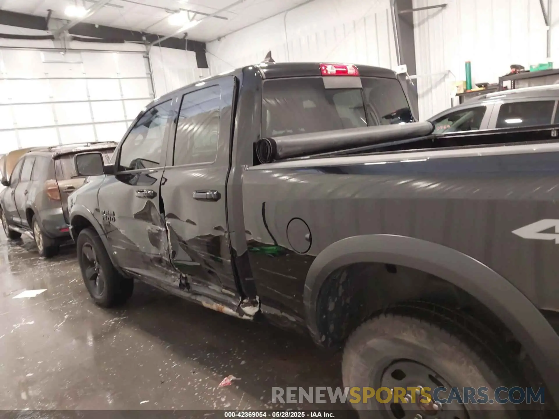 6 Photograph of a damaged car 1C6RR7GG1KS653296 RAM 1500 CLASSIC 2019