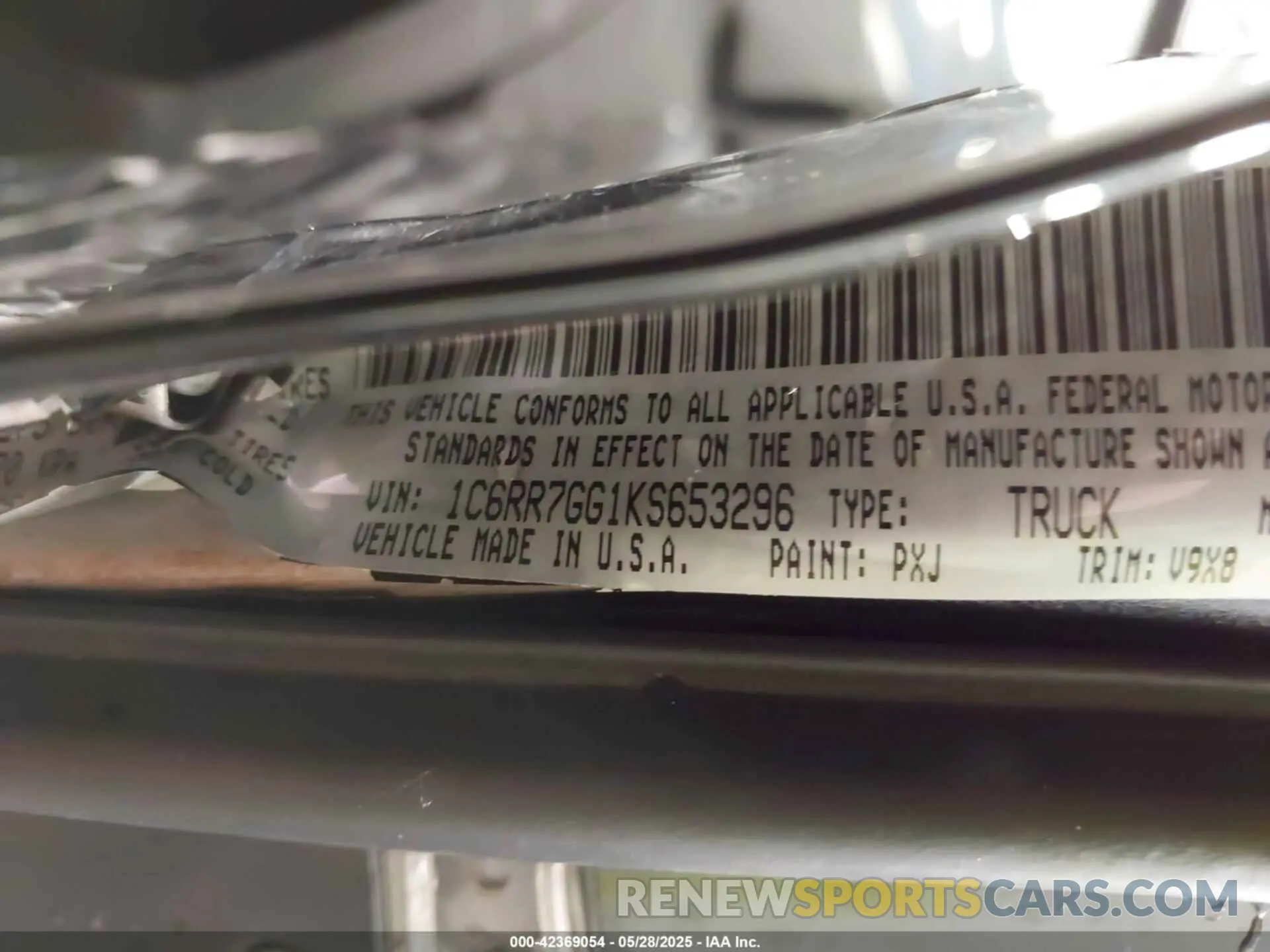 9 Photograph of a damaged car 1C6RR7GG1KS653296 RAM 1500 CLASSIC 2019