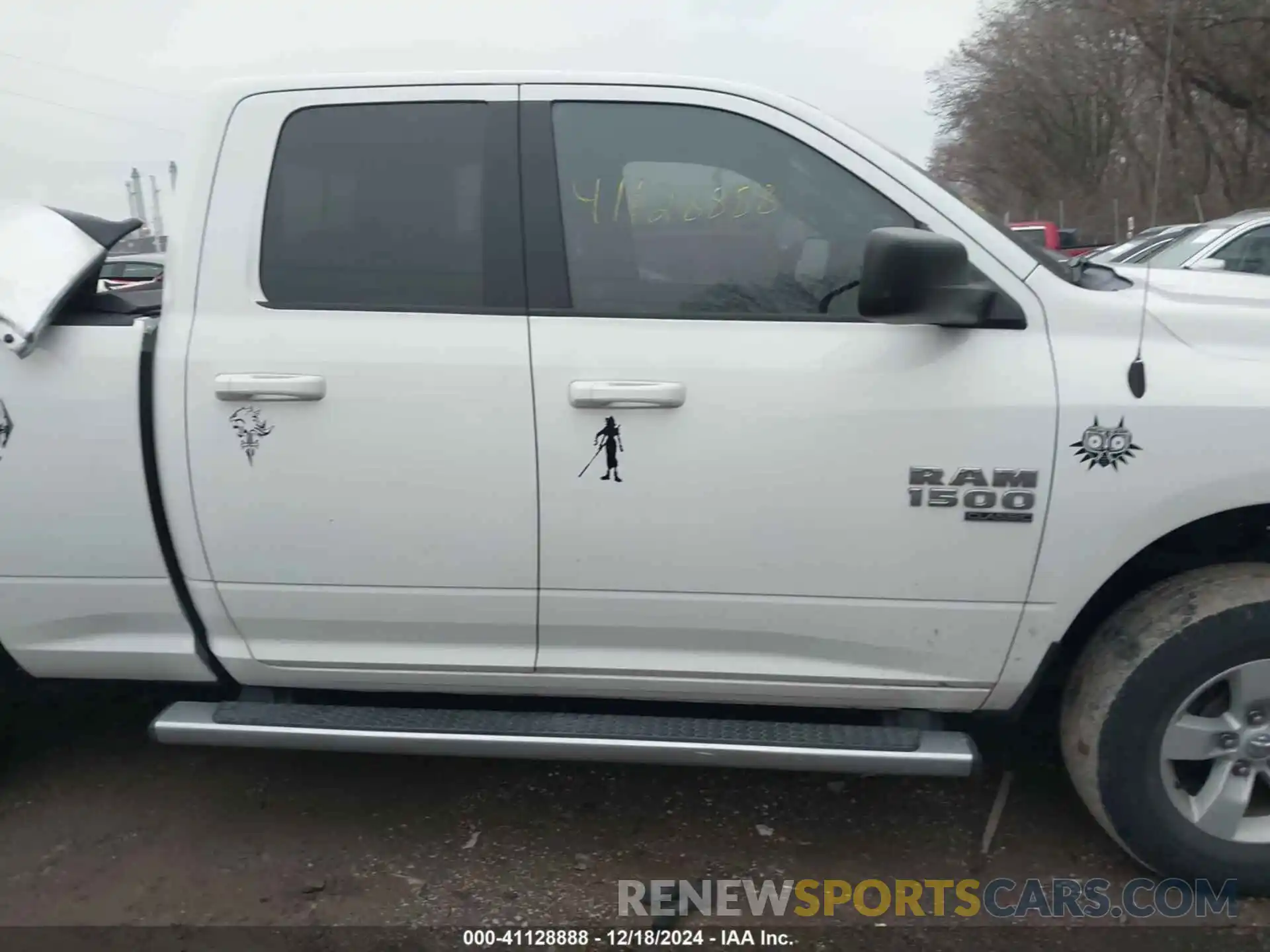 14 Photograph of a damaged car 1C6RR7GGXKS582518 RAM 1500 CLASSIC 2019