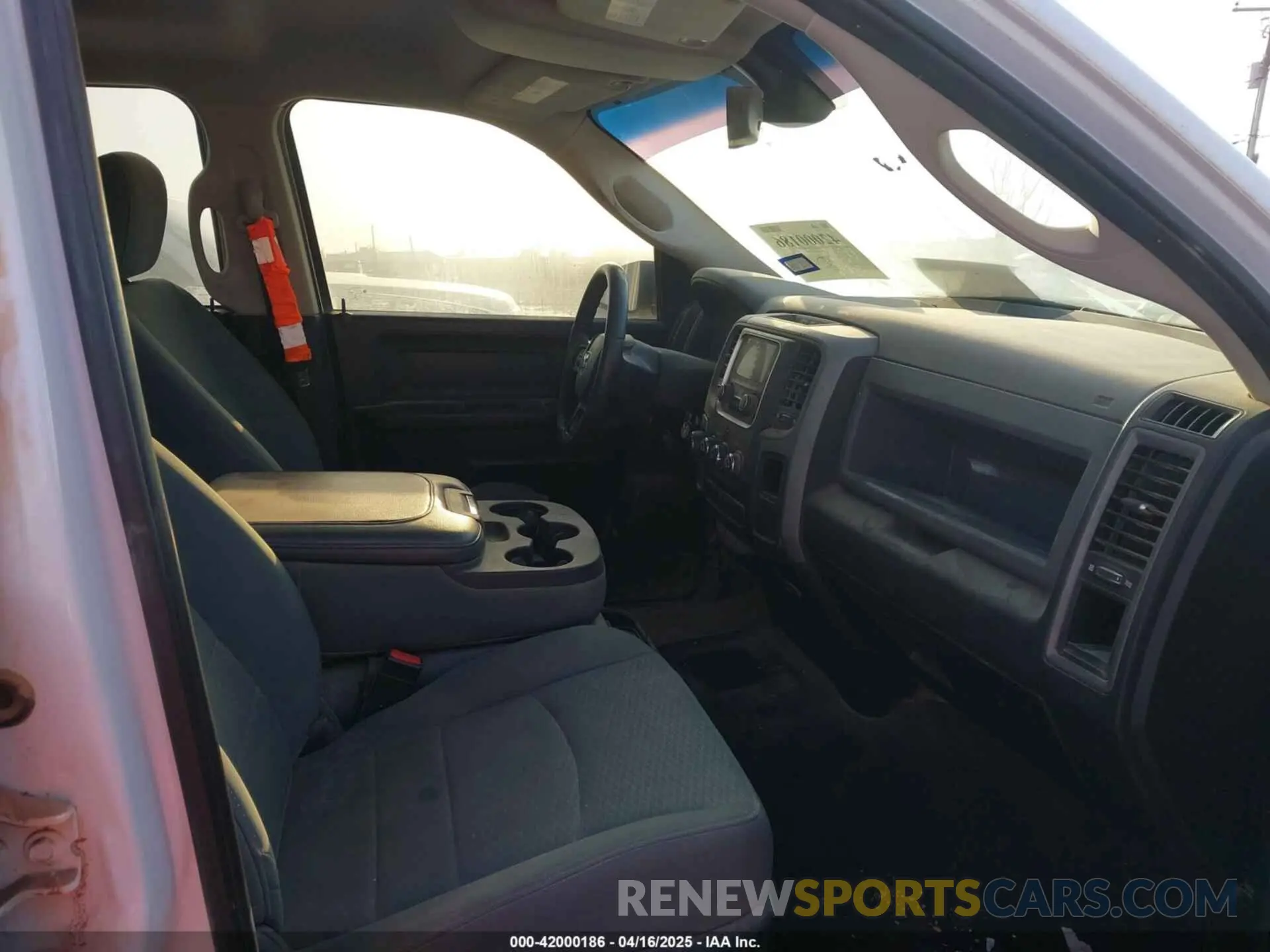 5 Photograph of a damaged car 1C6RR7KG8KS520218 RAM 1500 CLASSIC 2019