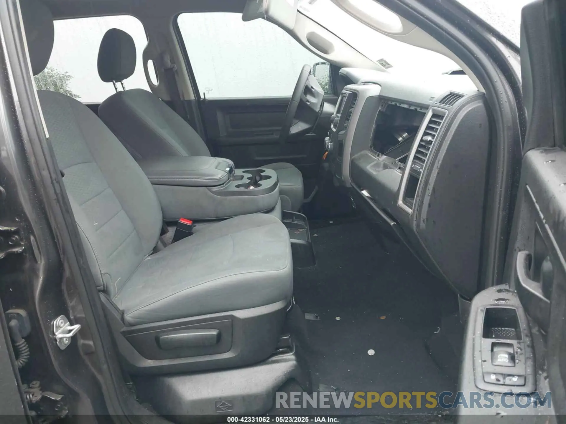 5 Photograph of a damaged car 1C6RR7KG9KS520387 RAM 1500 CLASSIC 2019