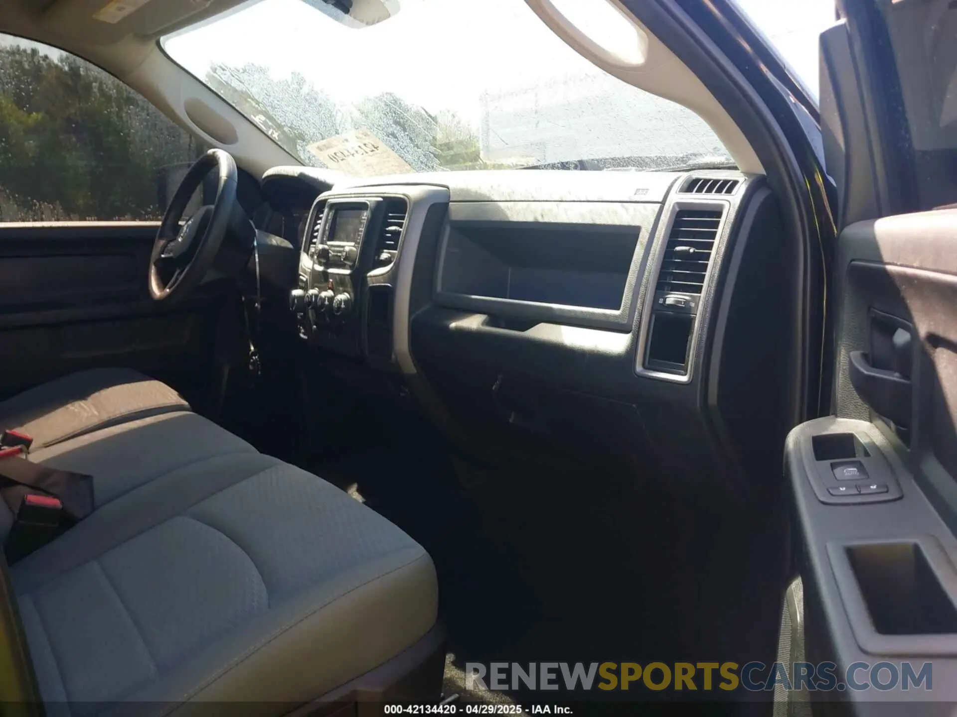 5 Photograph of a damaged car 1C6RR7KG9KS709945 RAM 1500 CLASSIC 2019