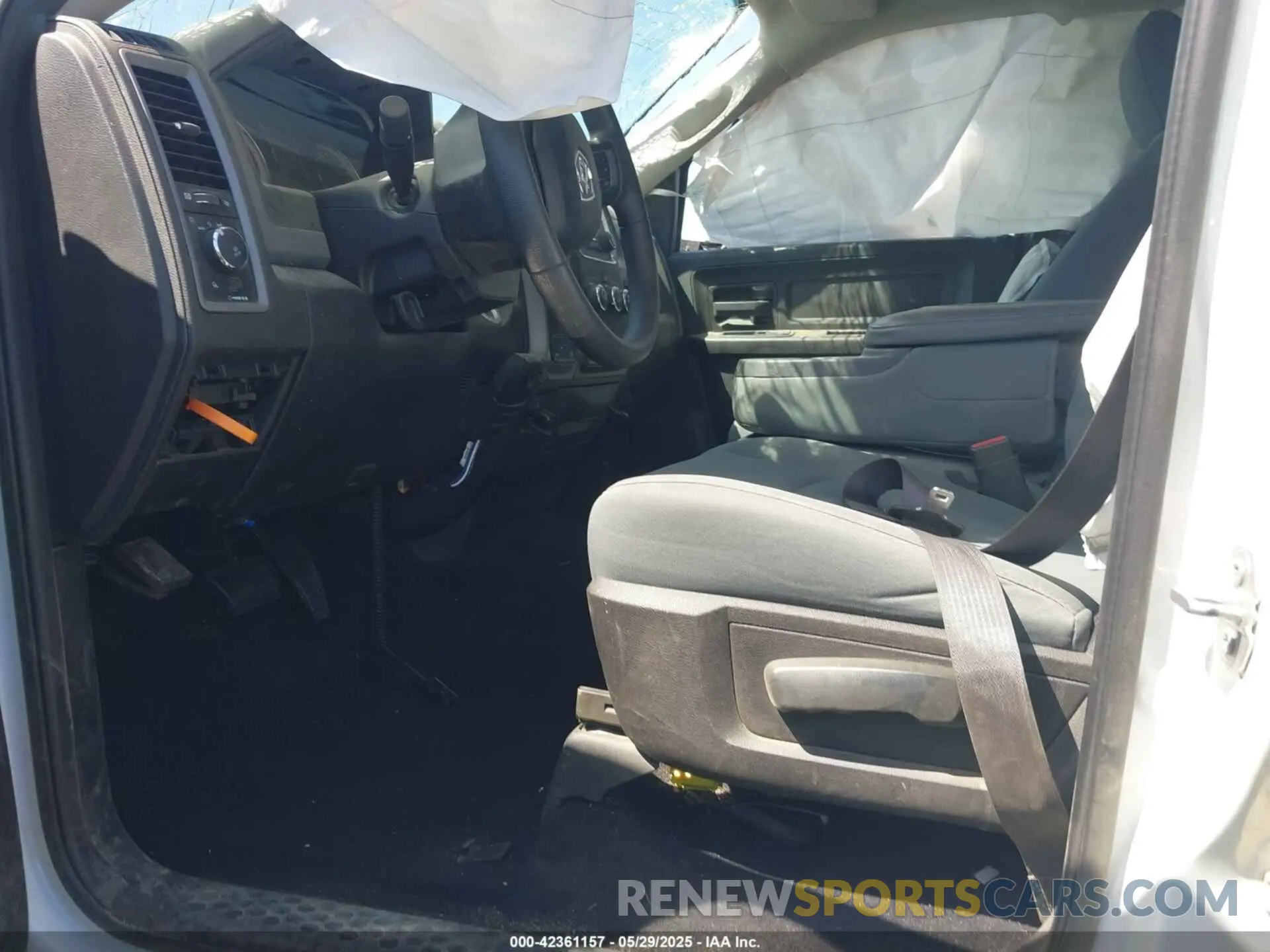 5 Photograph of a damaged car 1C6RR7KM0KS682365 RAM 1500 CLASSIC 2019