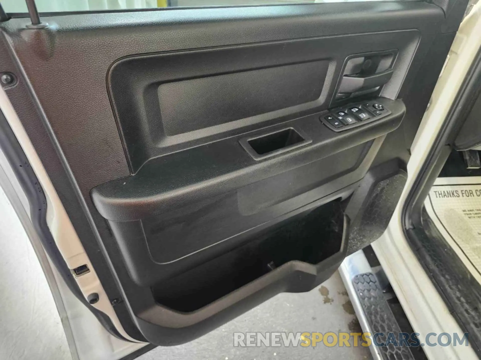 8 Photograph of a damaged car 1C6RR7KT2KS596286 RAM 1500 CLASSIC 2019