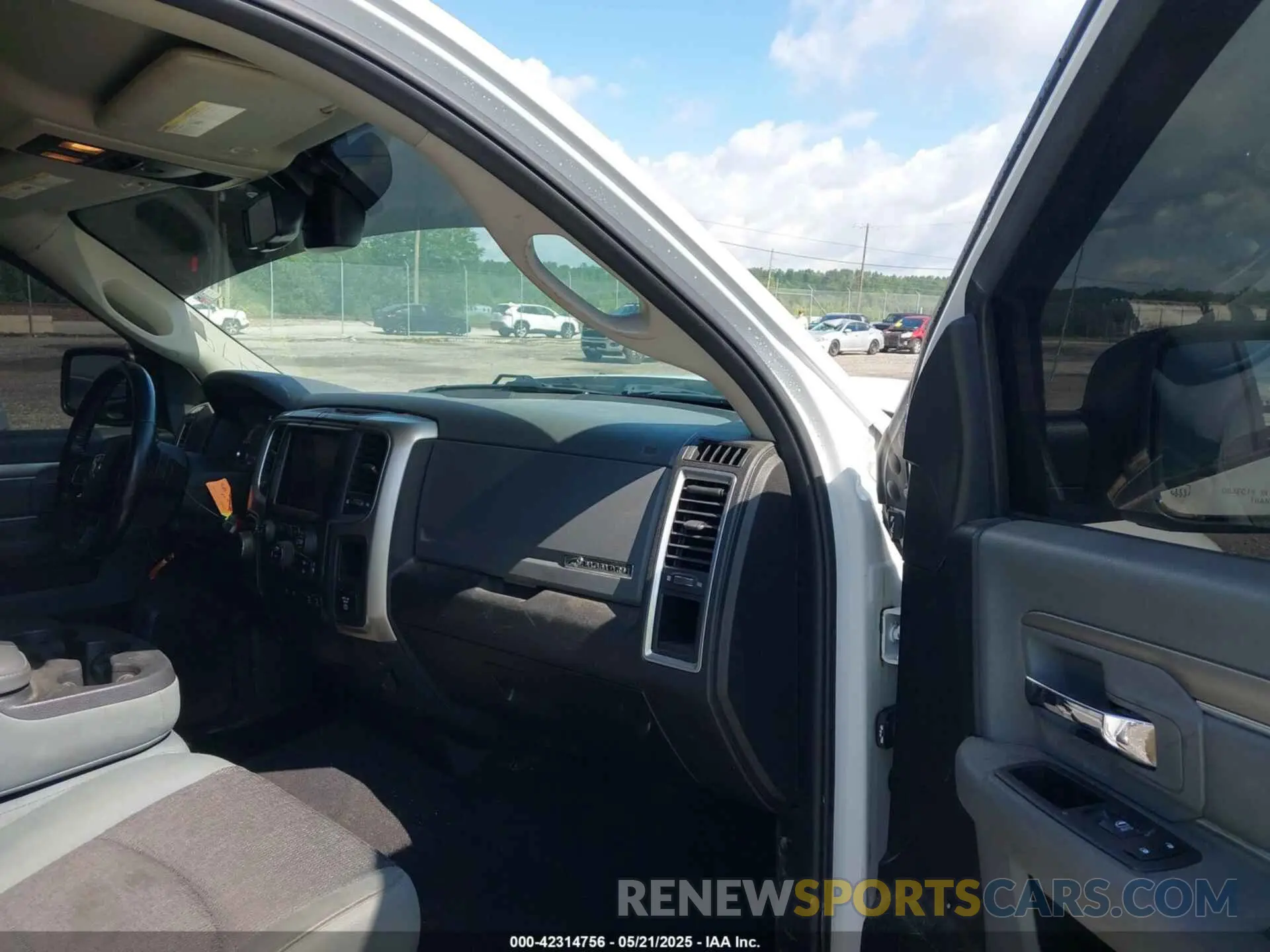 5 Photograph of a damaged car 1C6RR7LT1KS568932 RAM 1500 CLASSIC 2019