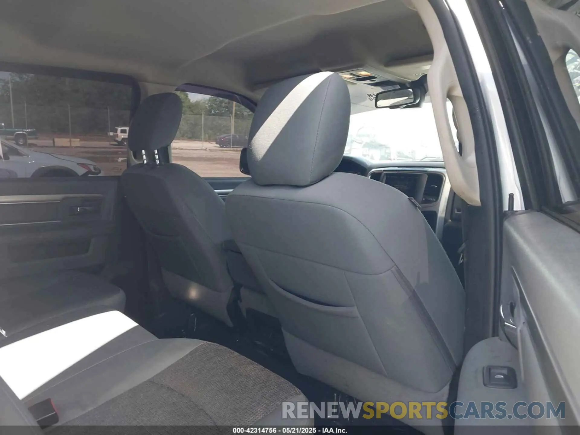 8 Photograph of a damaged car 1C6RR7LT1KS568932 RAM 1500 CLASSIC 2019