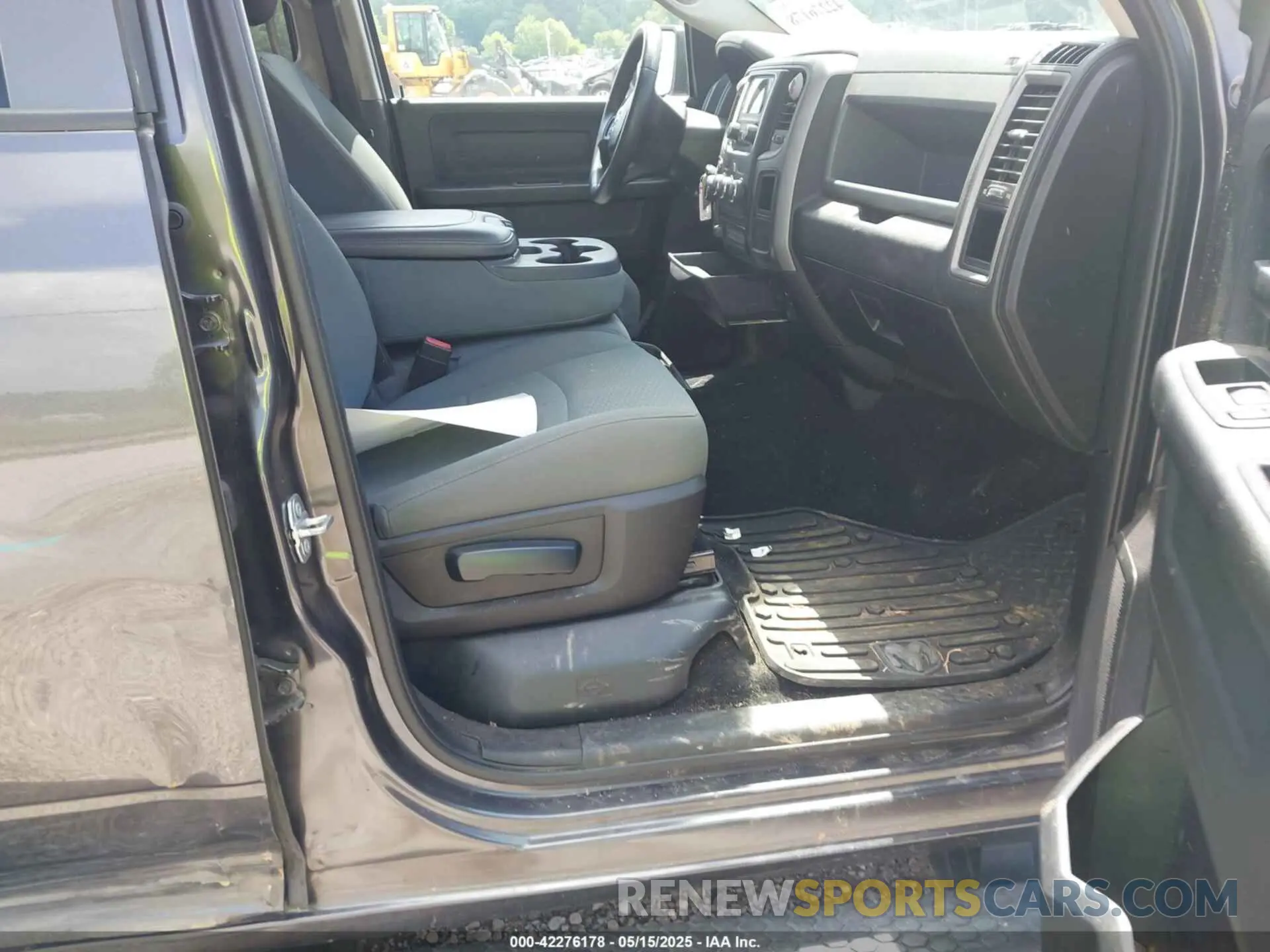 5 Photograph of a damaged car 1C6RR7SM1KS696999 RAM 1500 CLASSIC 2019