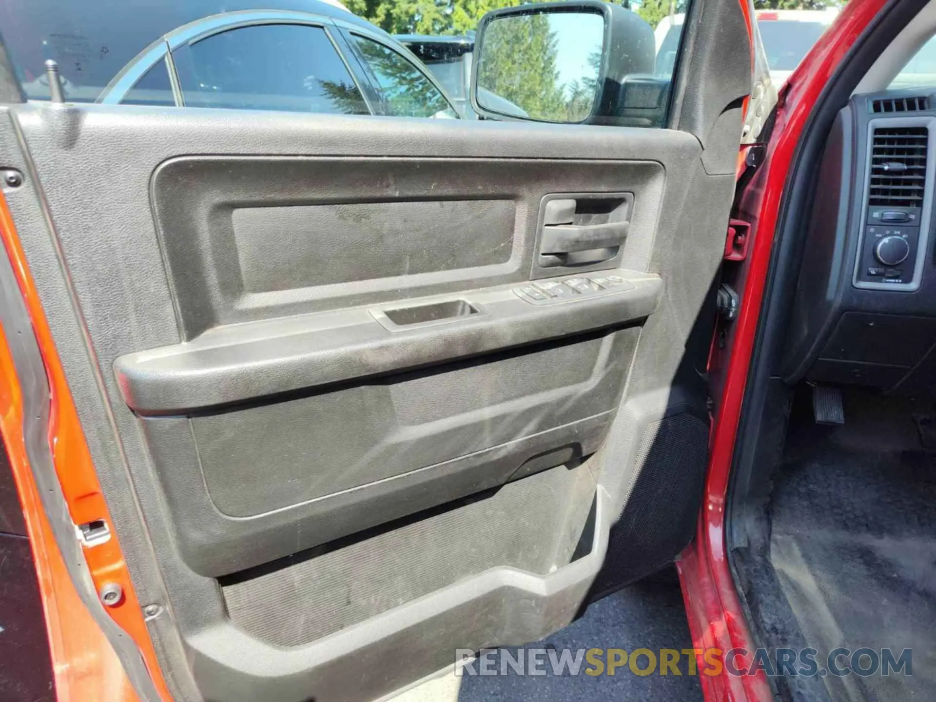 3 Photograph of a damaged car 1C6RR7ST1KS612722 RAM 1500 CLASSIC 2019