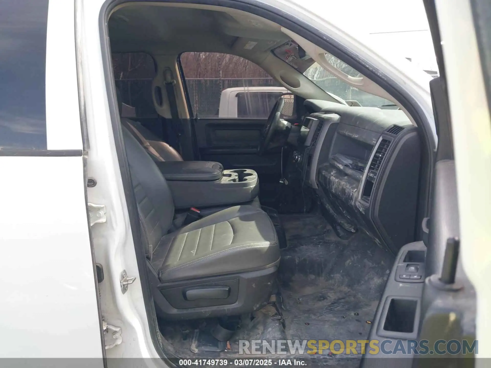 5 Photograph of a damaged car 1C6RR7ST2KS731153 RAM 1500 CLASSIC 2019