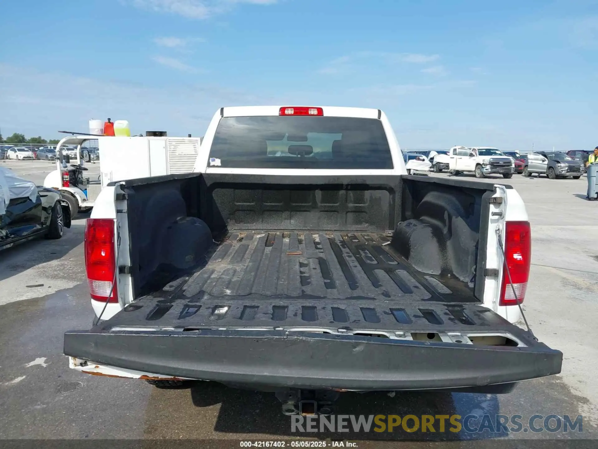17 Photograph of a damaged car 1C6RR7ST3KS688104 RAM 1500 CLASSIC 2019