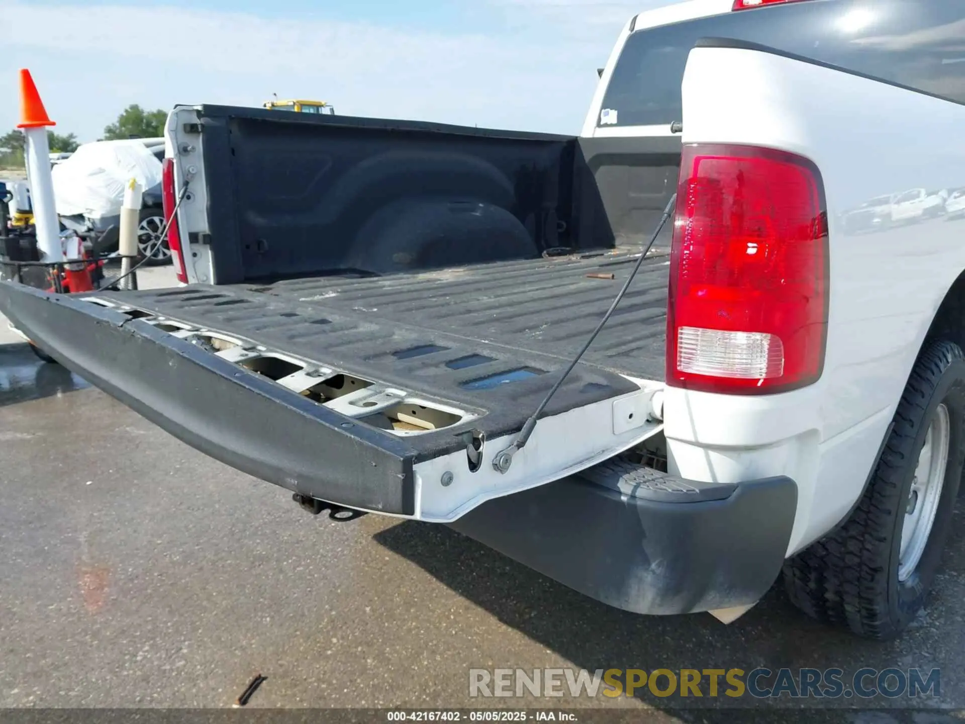 6 Photograph of a damaged car 1C6RR7ST3KS688104 RAM 1500 CLASSIC 2019