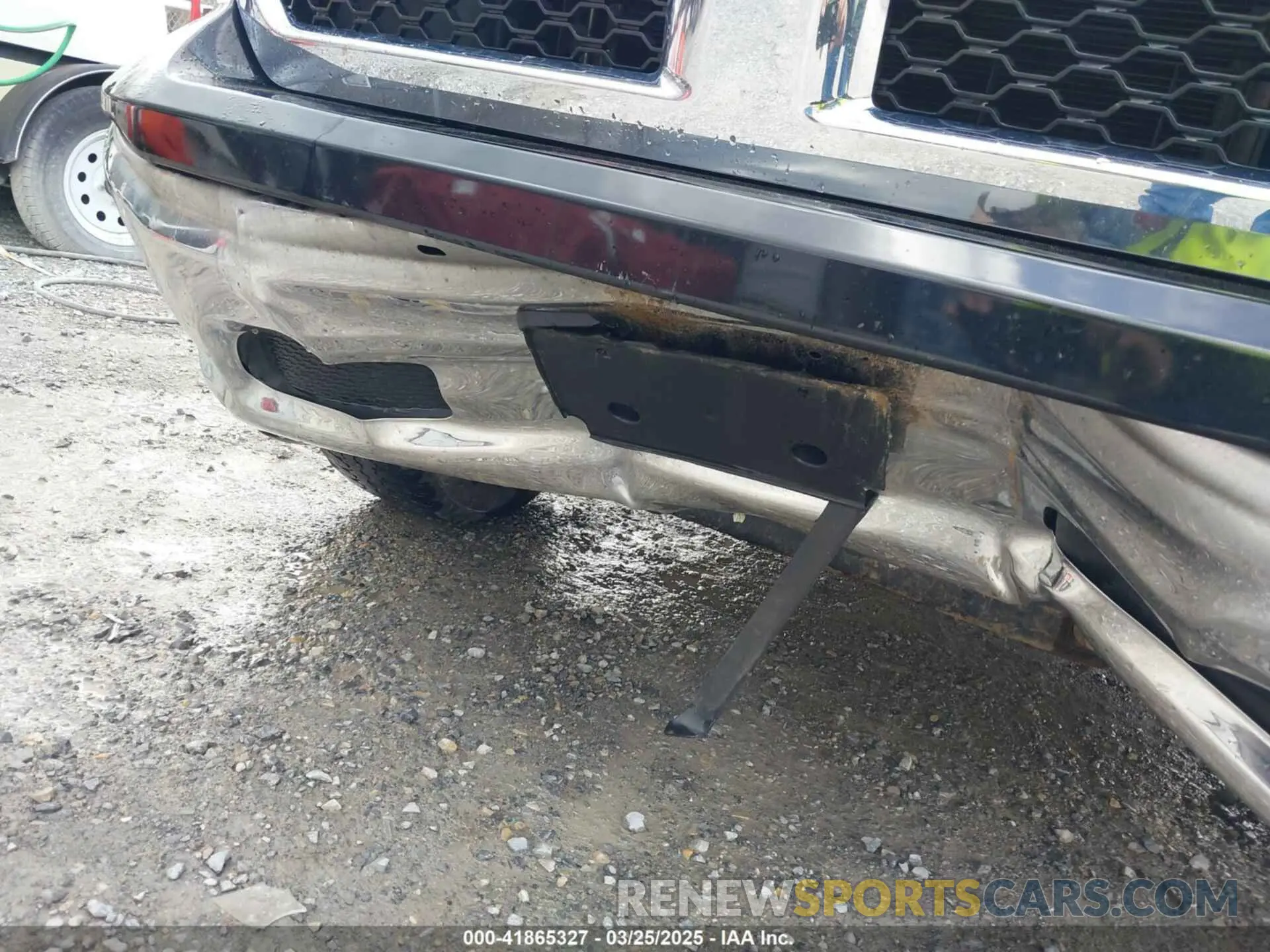 17 Photograph of a damaged car 1C6RR7TT5KS714118 RAM 1500 CLASSIC 2019