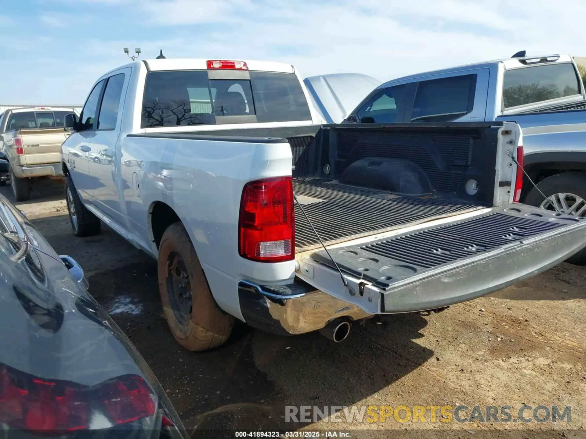 3 Photograph of a damaged car 1C6RR7TTXKS682833 RAM 1500 CLASSIC 2019