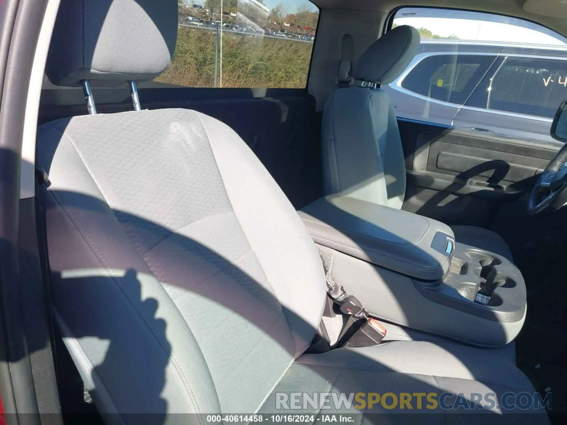8 Photograph of a damaged car 3C6JR6AG7KG506245 RAM 1500 CLASSIC 2019