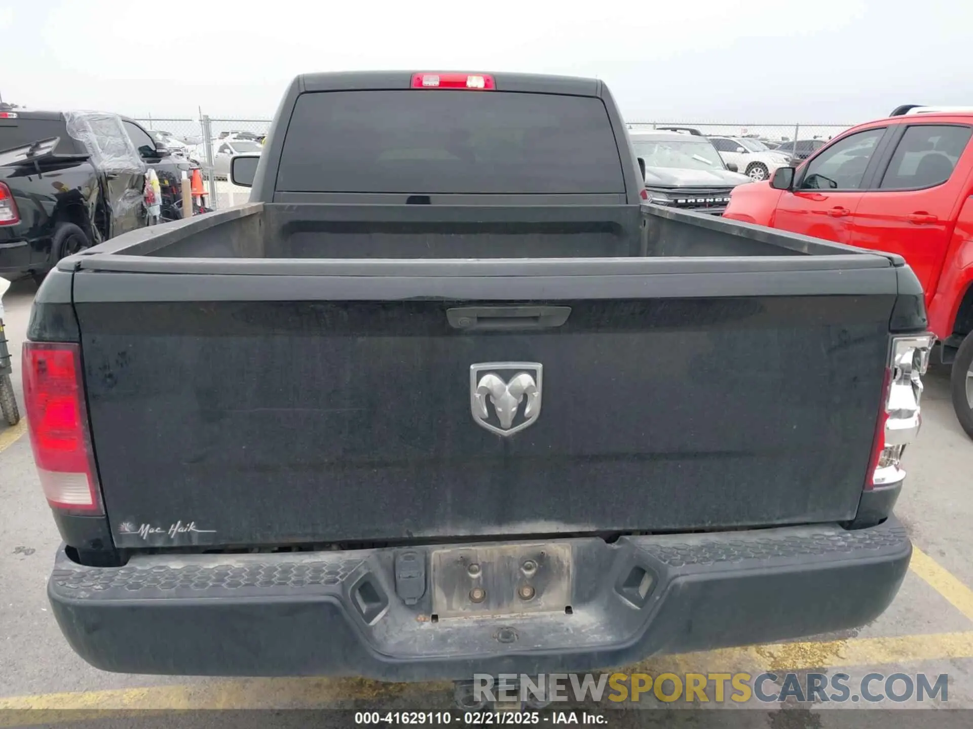 16 Photograph of a damaged car 3C6JR6AT7KG719175 RAM 1500 CLASSIC 2019