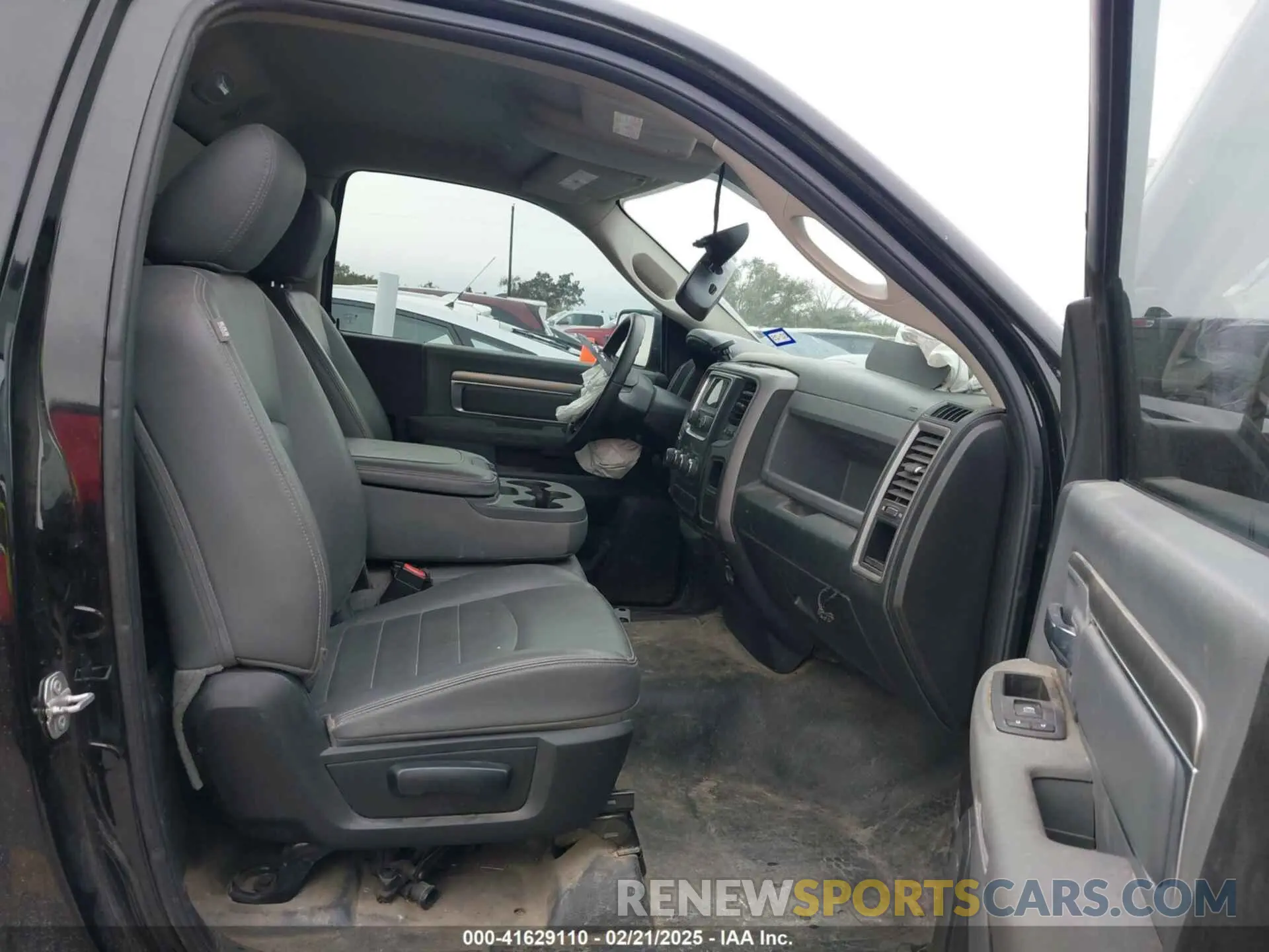 5 Photograph of a damaged car 3C6JR6AT7KG719175 RAM 1500 CLASSIC 2019