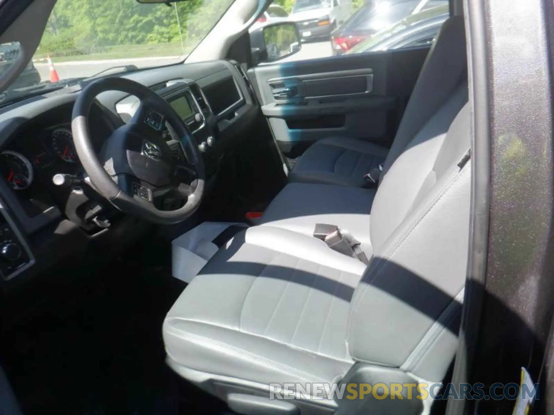 5 Photograph of a damaged car 3C6JR6DG9KG569357 RAM 1500 CLASSIC 2019