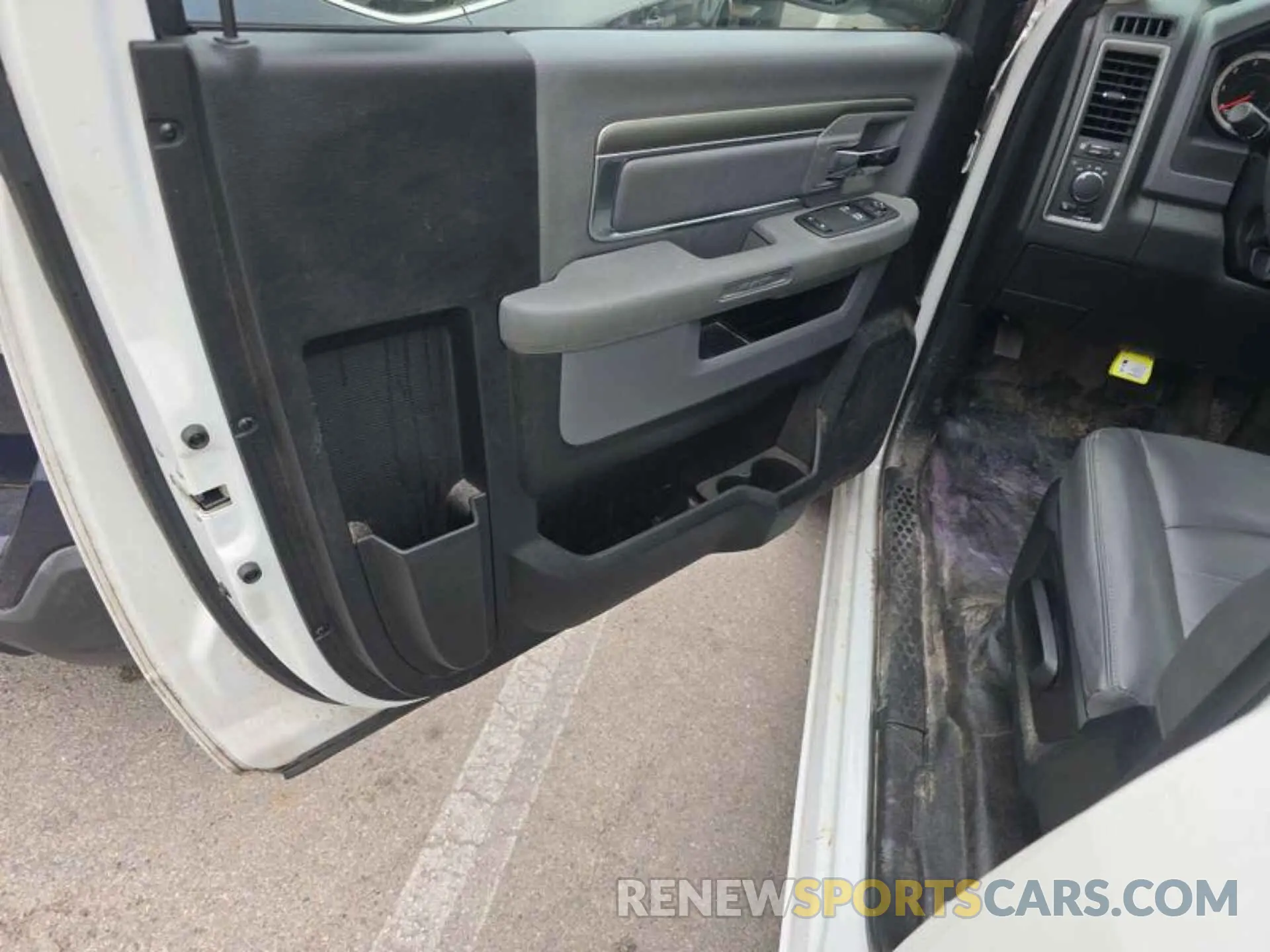 4 Photograph of a damaged car 3C6JR6DG9KG601885 RAM 1500 CLASSIC 2019