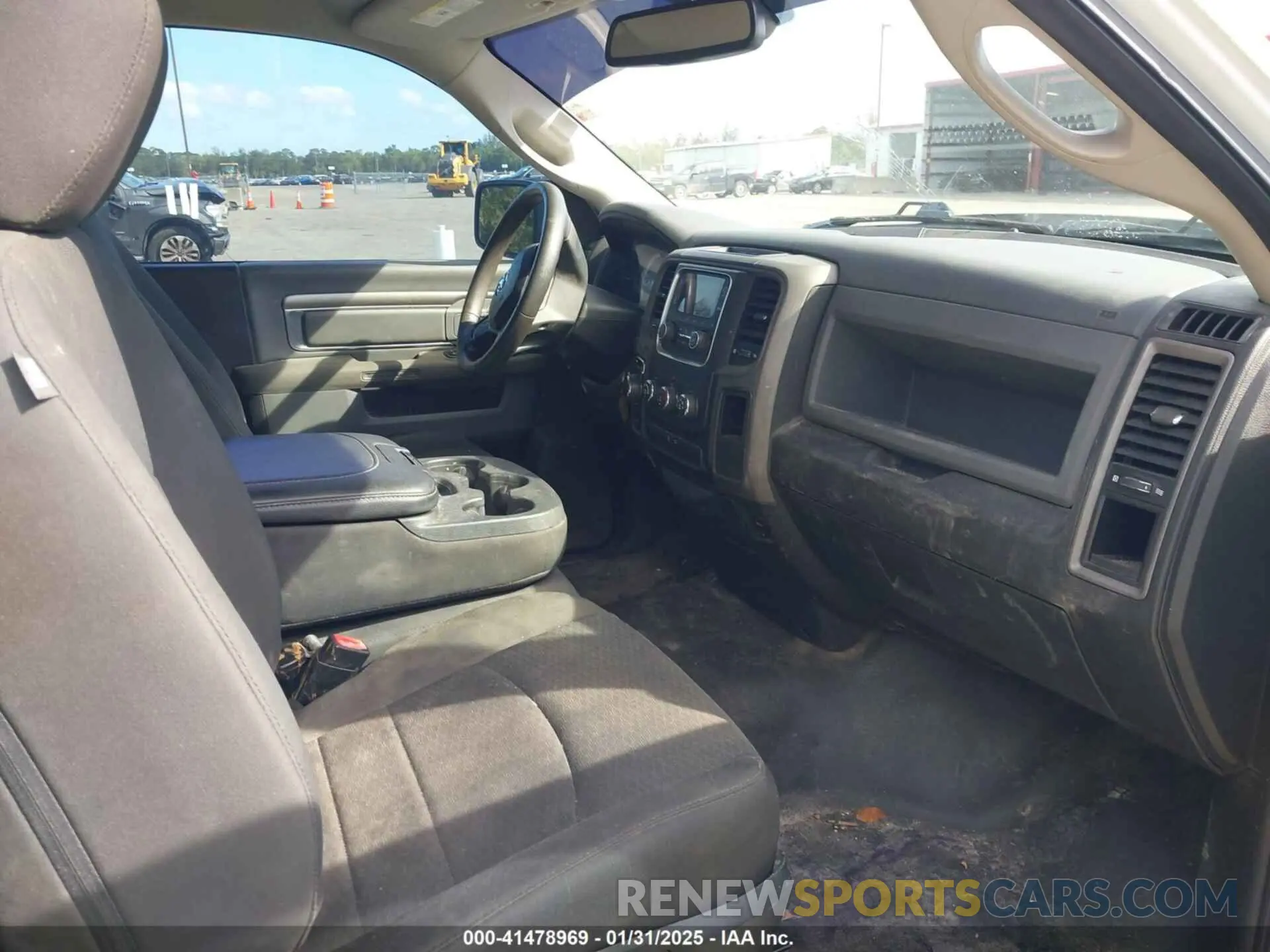 5 Photograph of a damaged car 3C6JR6DT1KG546748 RAM 1500 CLASSIC 2019