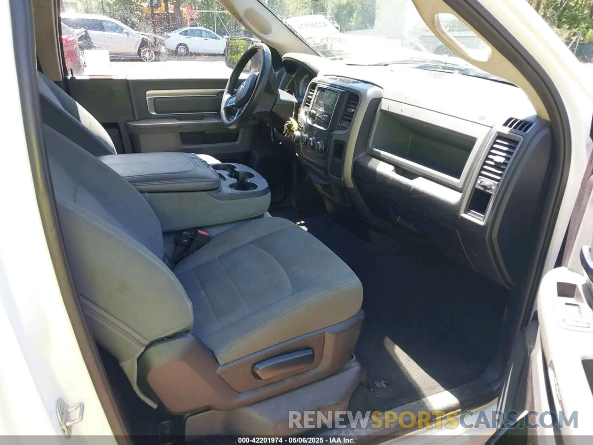 5 Photograph of a damaged car 3C6JR6DT4KG510360 RAM 1500 CLASSIC 2019