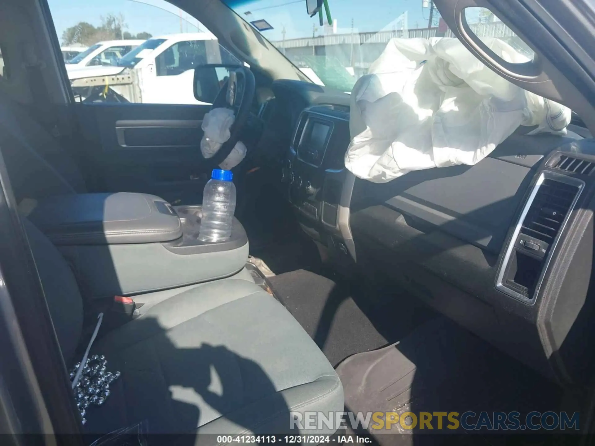 5 Photograph of a damaged car 3C6RR7LT0KG695985 RAM 1500 CLASSIC 2019
