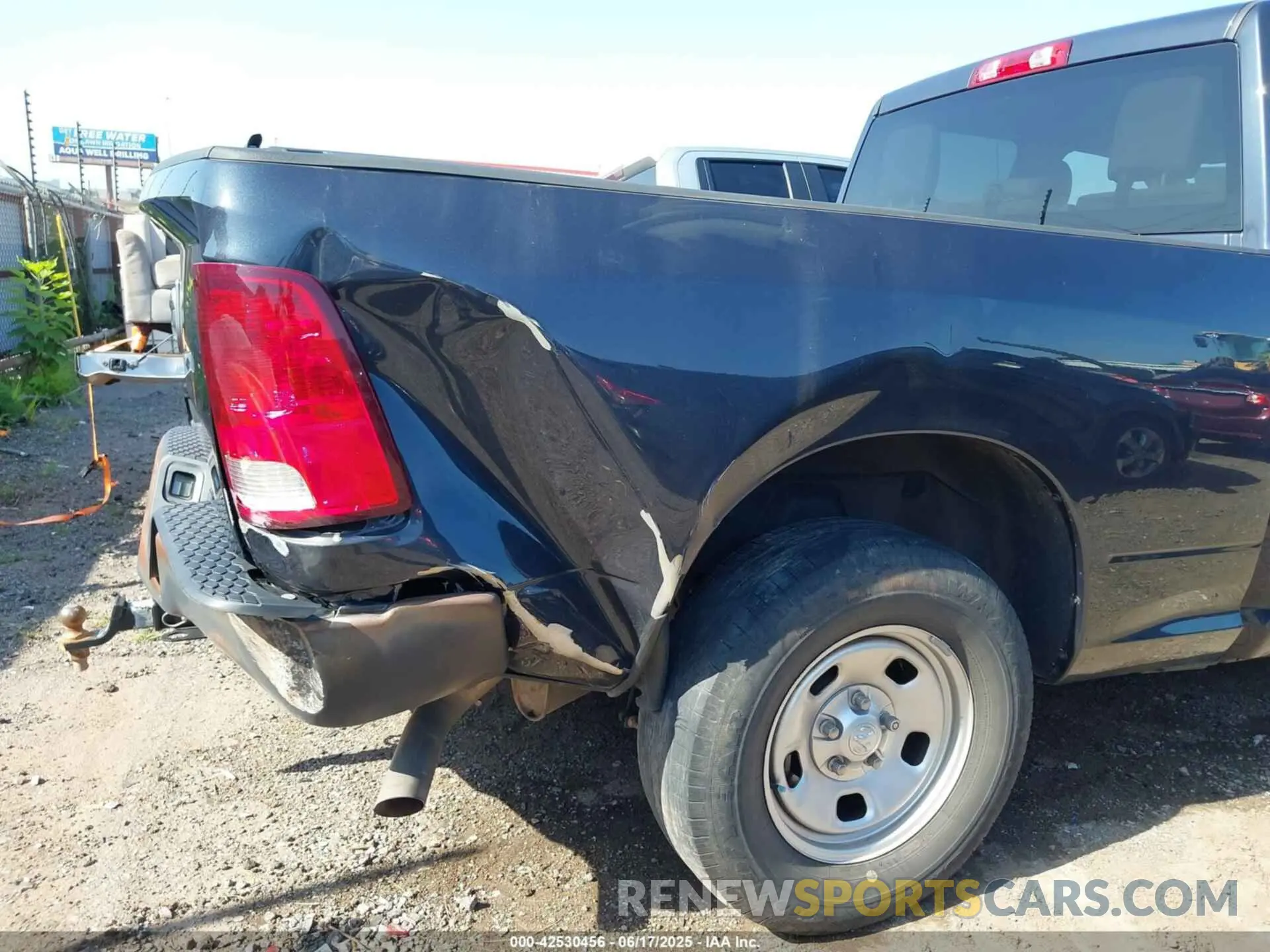 6 Photograph of a damaged car 1C6RR6FG1LS119535 RAM 1500 CLASSIC 2020