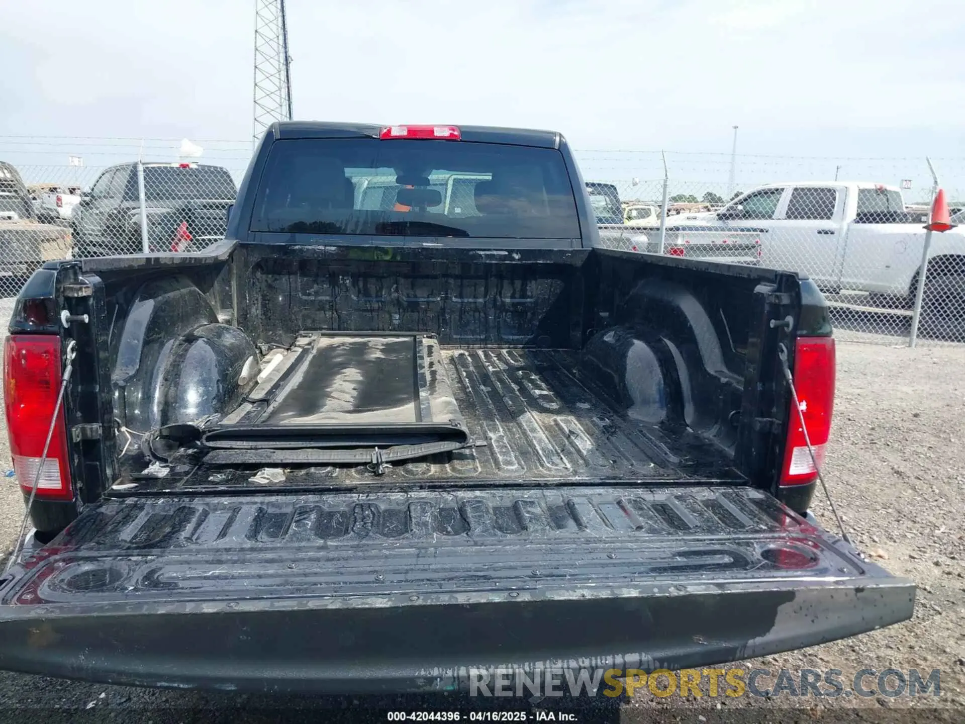 17 Photograph of a damaged car 1C6RR6FG5LS151064 RAM 1500 CLASSIC 2020