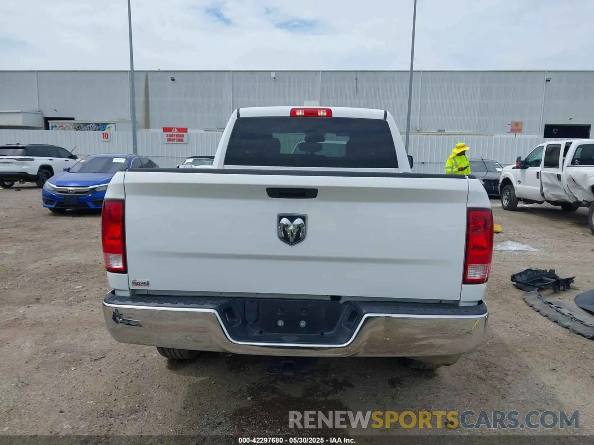17 Photograph of a damaged car 1C6RR6FG7LS152040 RAM 1500 CLASSIC 2020