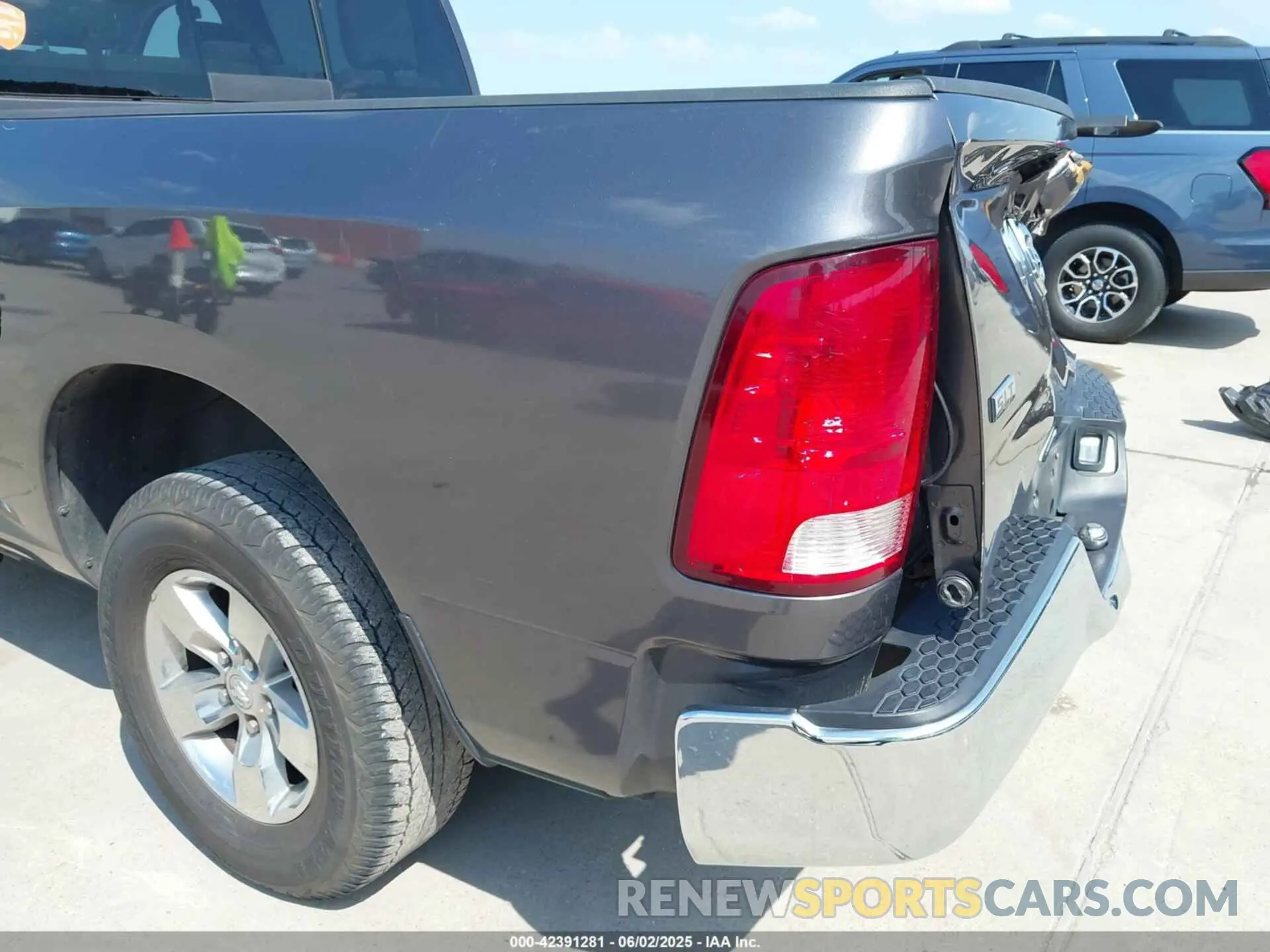 19 Photograph of a damaged car 1C6RR6TT0LS124145 RAM 1500 CLASSIC 2020