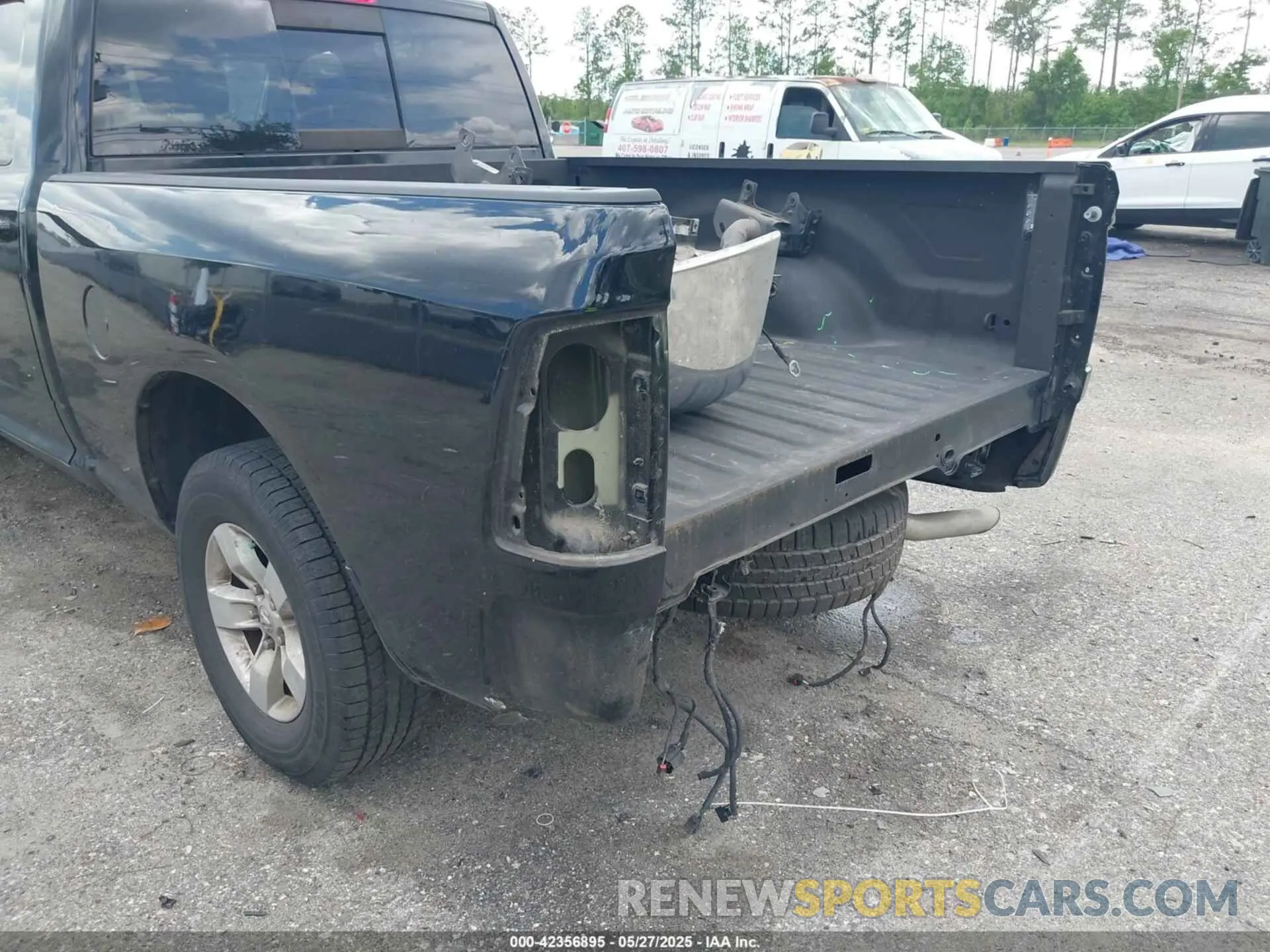6 Photograph of a damaged car 1C6RR6TT0LS135260 RAM 1500 CLASSIC 2020