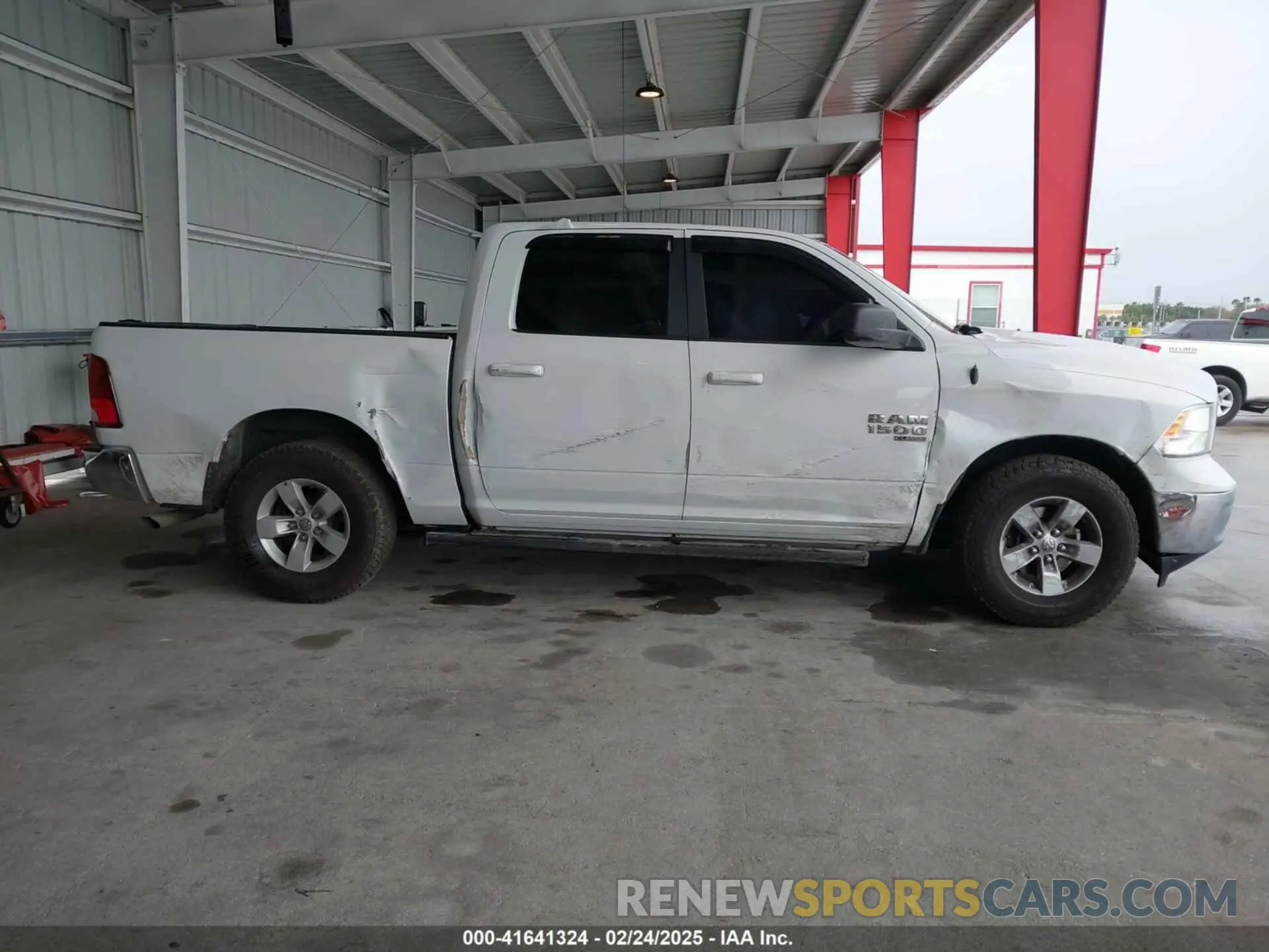 13 Photograph of a damaged car 1C6RR6LG0MS533587 RAM 1500 CLASSIC 2021