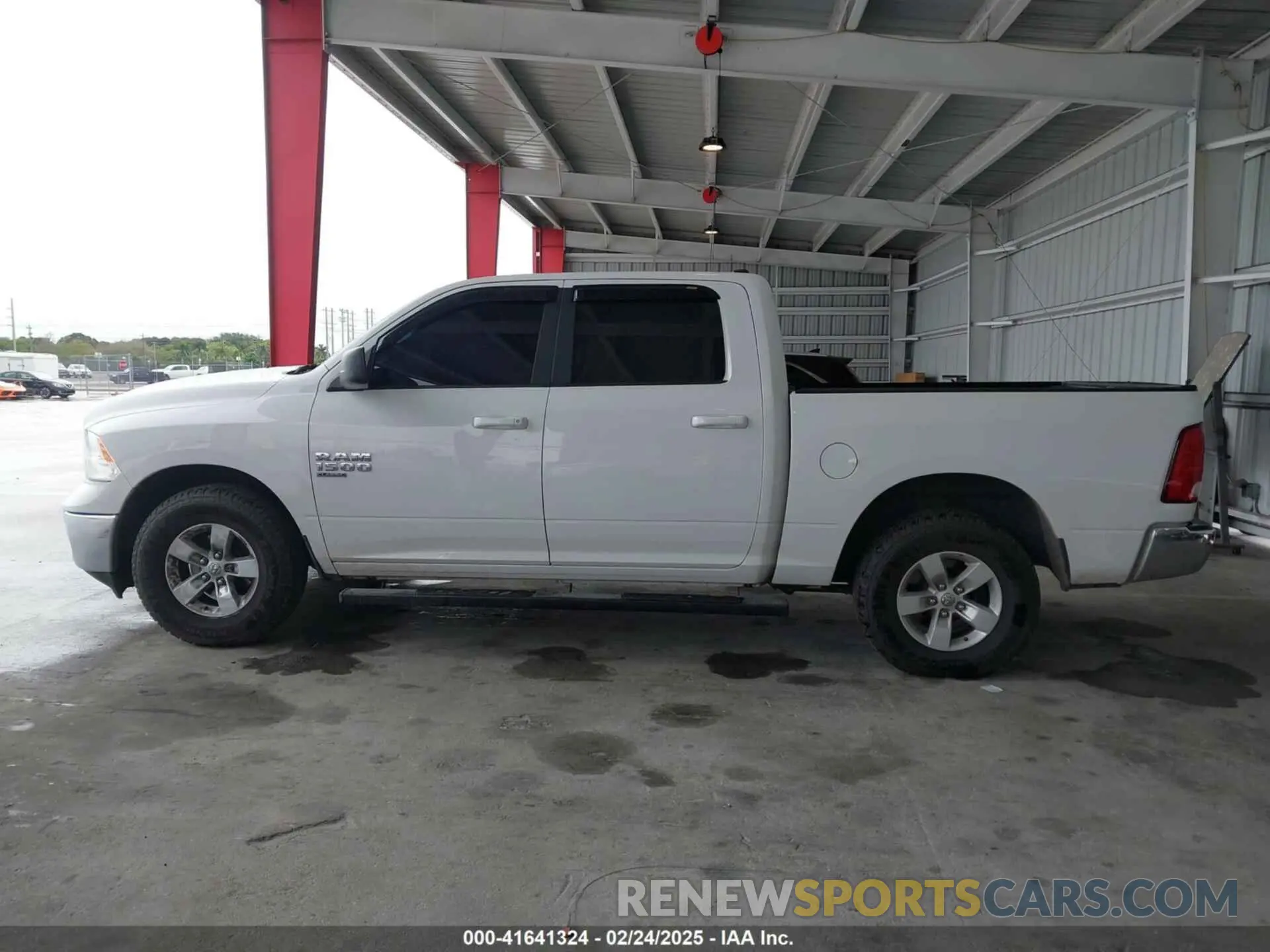 14 Photograph of a damaged car 1C6RR6LG0MS533587 RAM 1500 CLASSIC 2021